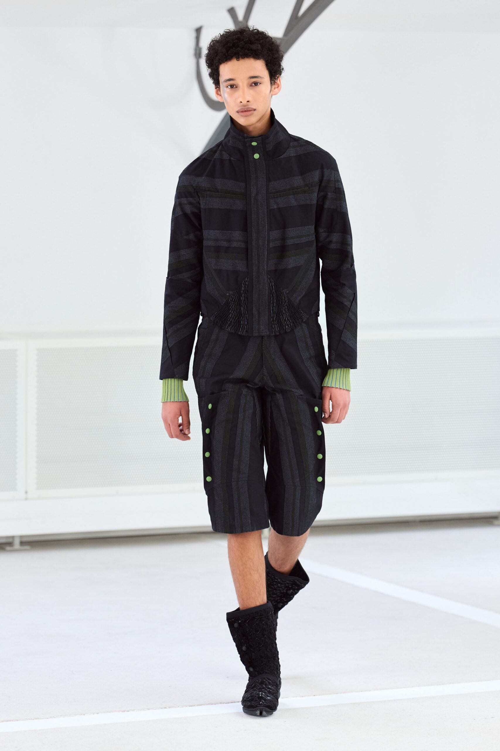 black cotton fitted buttoned short shorts