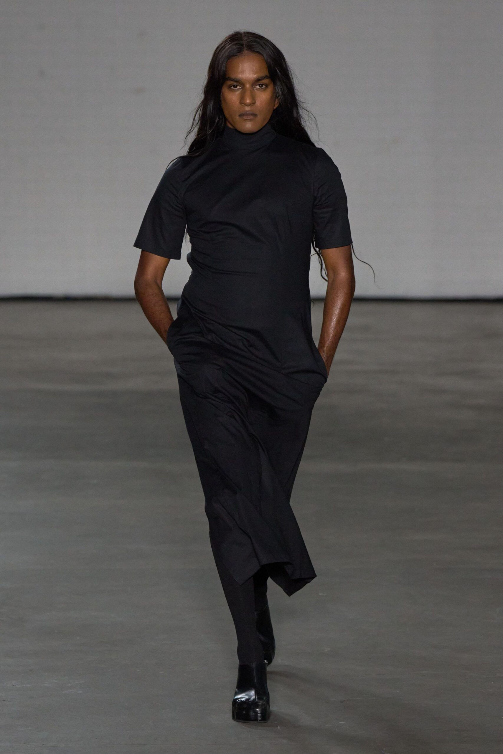 black fitted midi dress with shoes