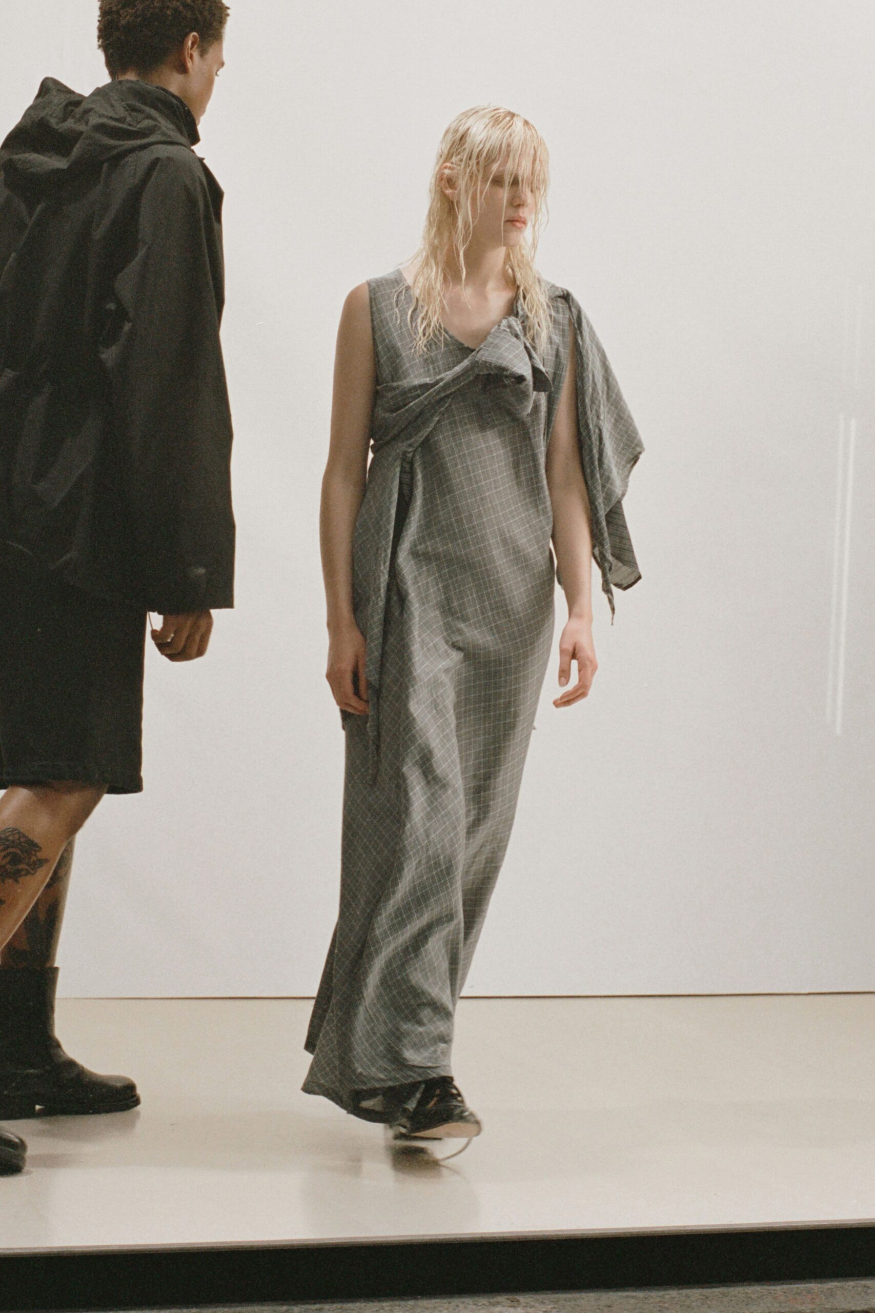 gray relaxed maxi dress with black shoes