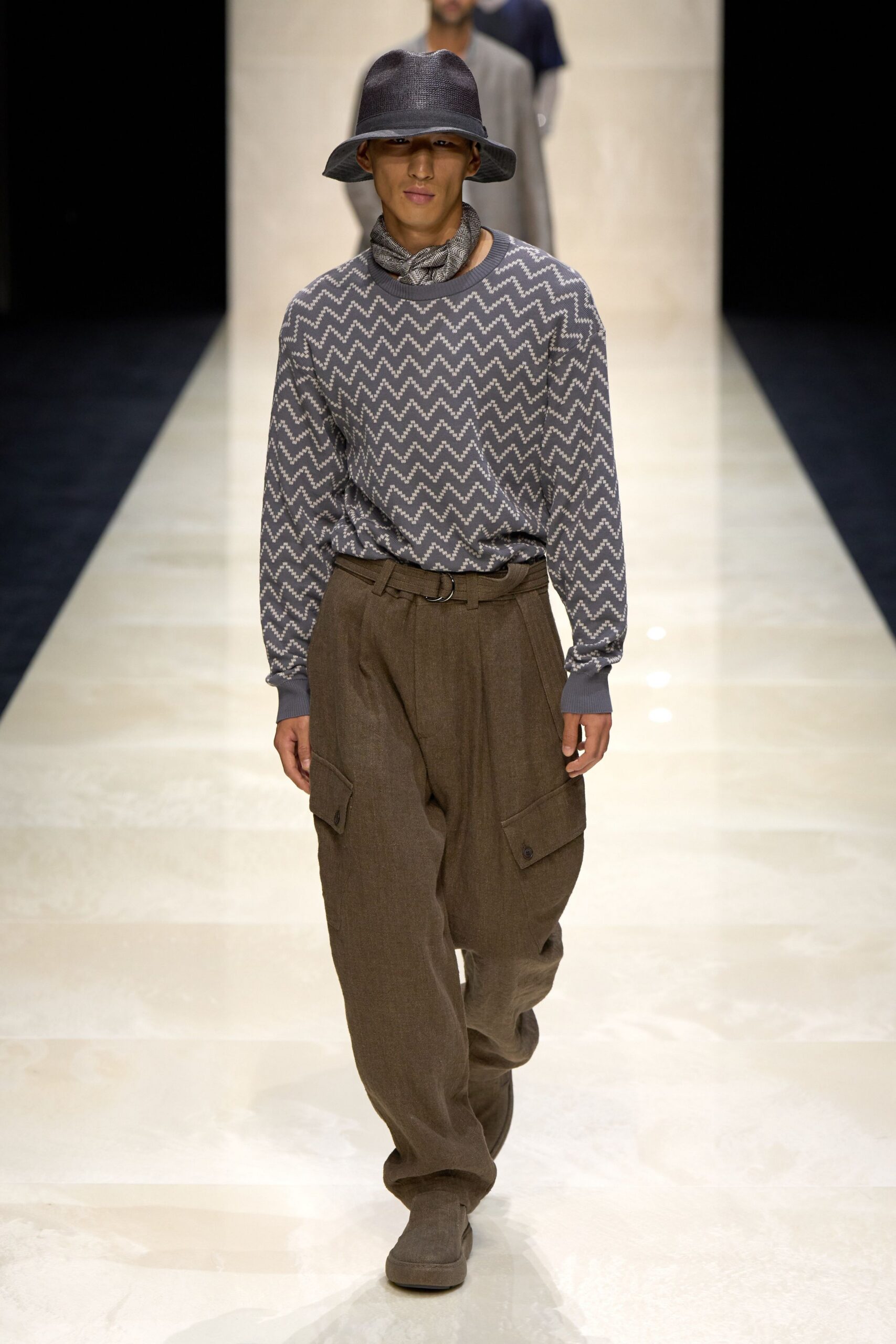 gray zigzag top with cargo pants