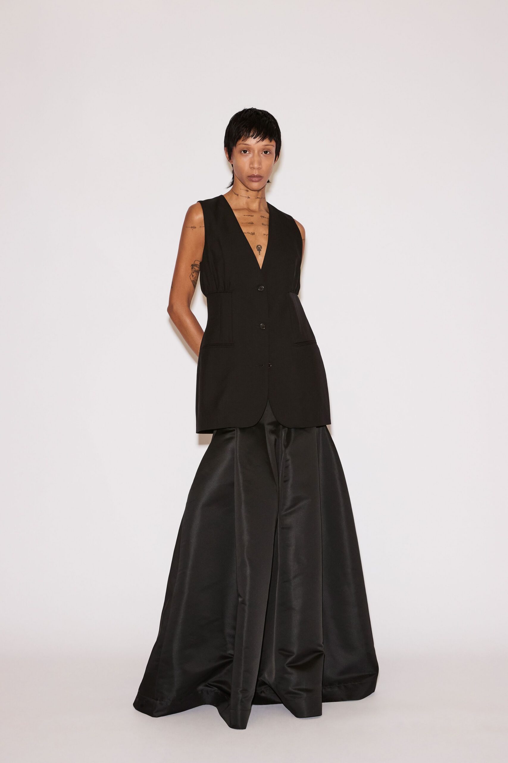 black silk sleeveless blazer and flared skirt