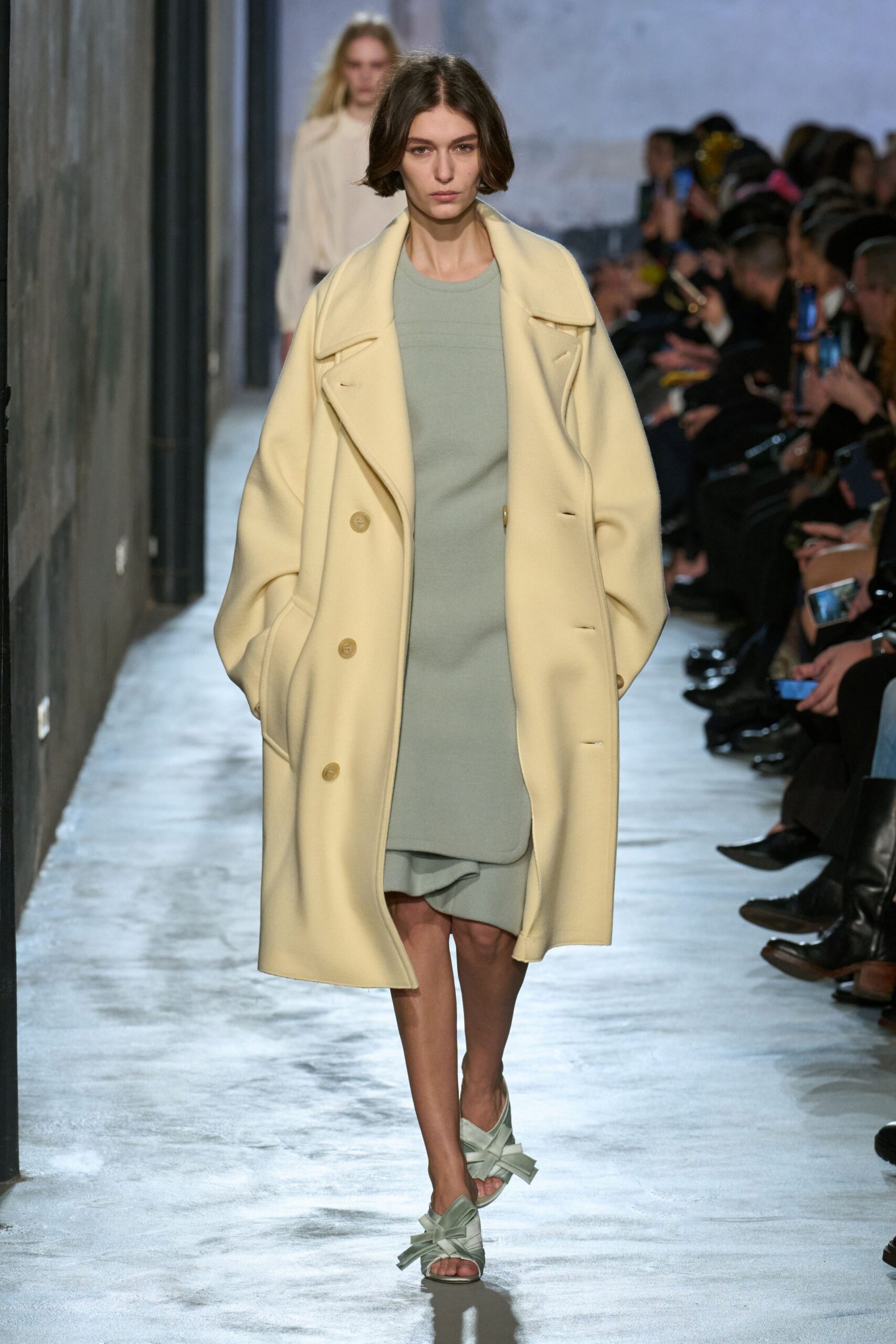 beige wool long-sleeve collared oversized buttoned coat