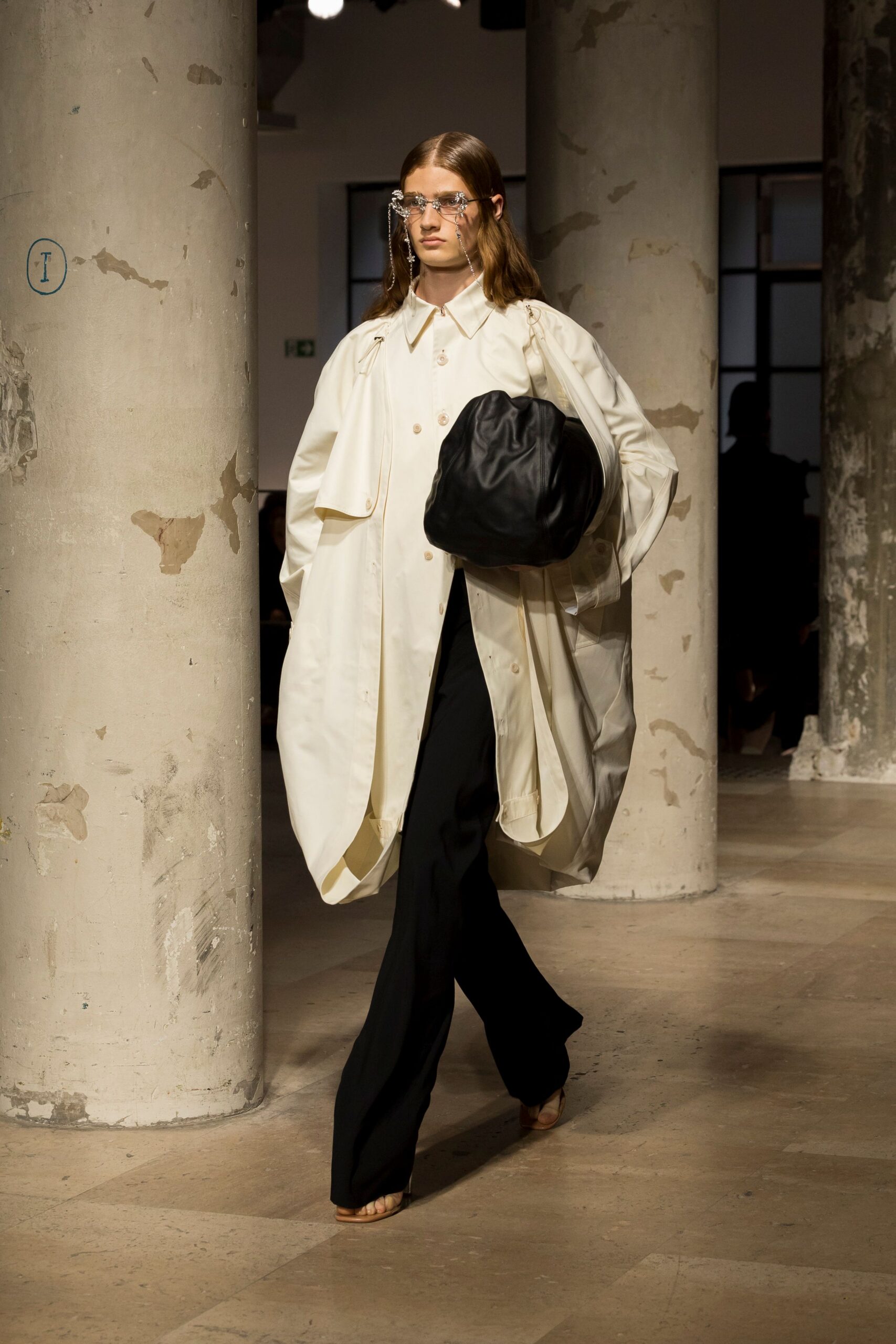 white cotton long-sleeve collared oversized coat