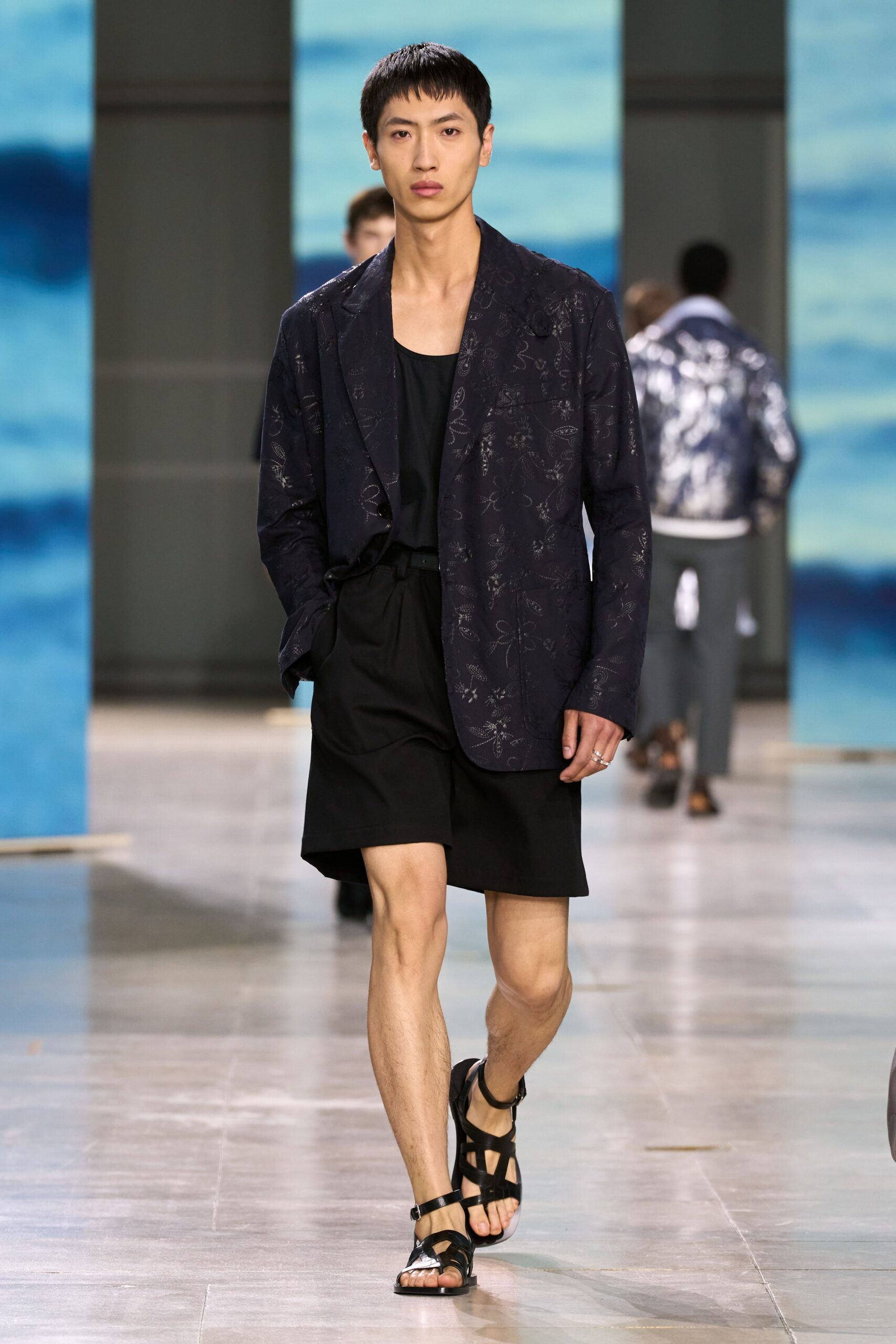 black cotton long-sleeve collared relaxed printed blazer