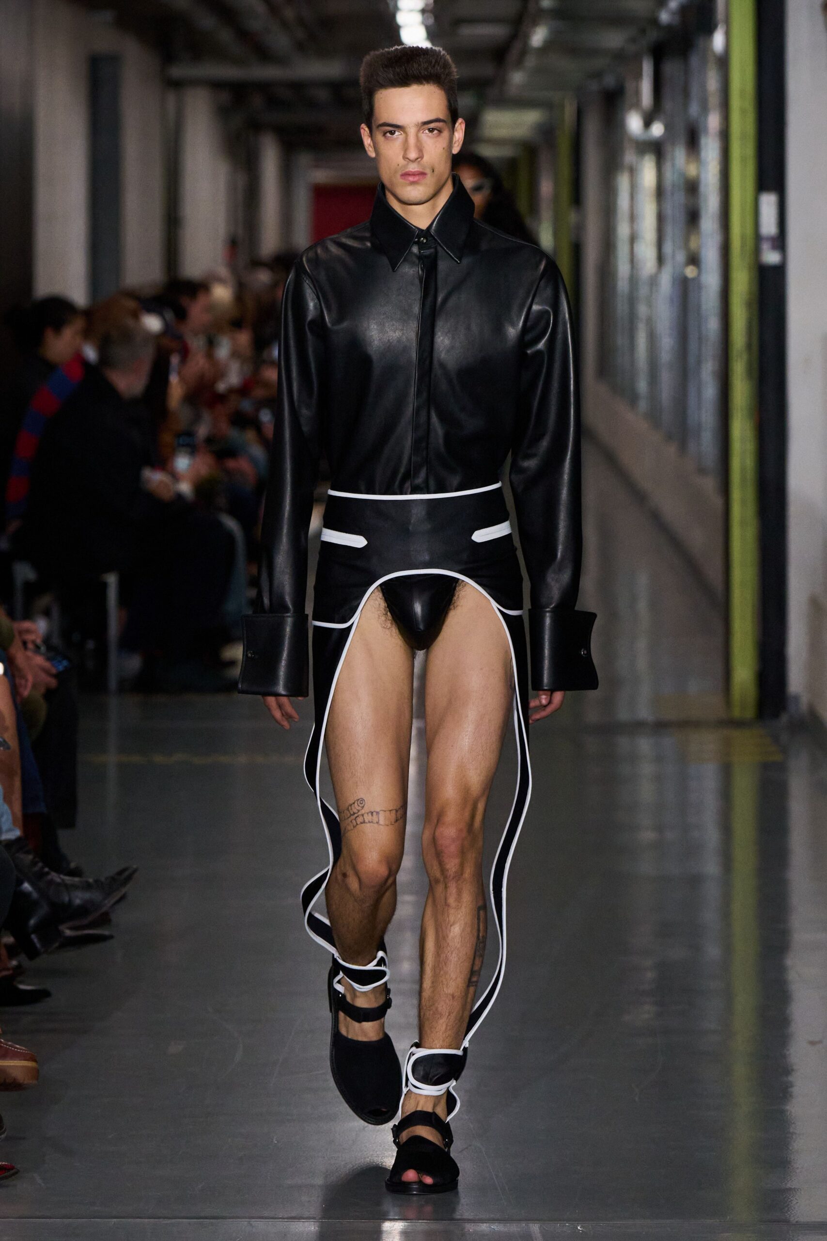 black leather fitted zippered short shorts