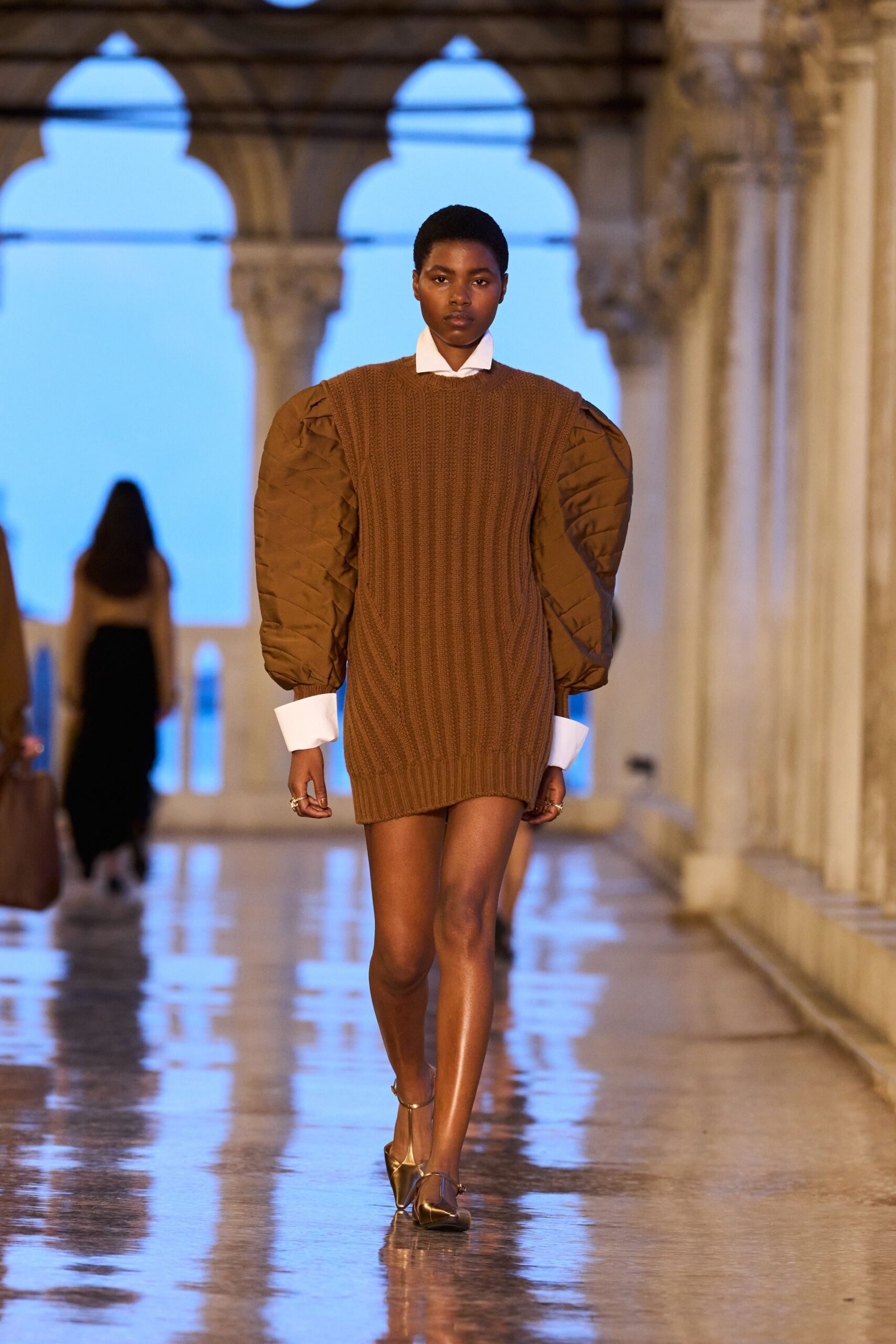 brown ribbed mini dress with gold shoes