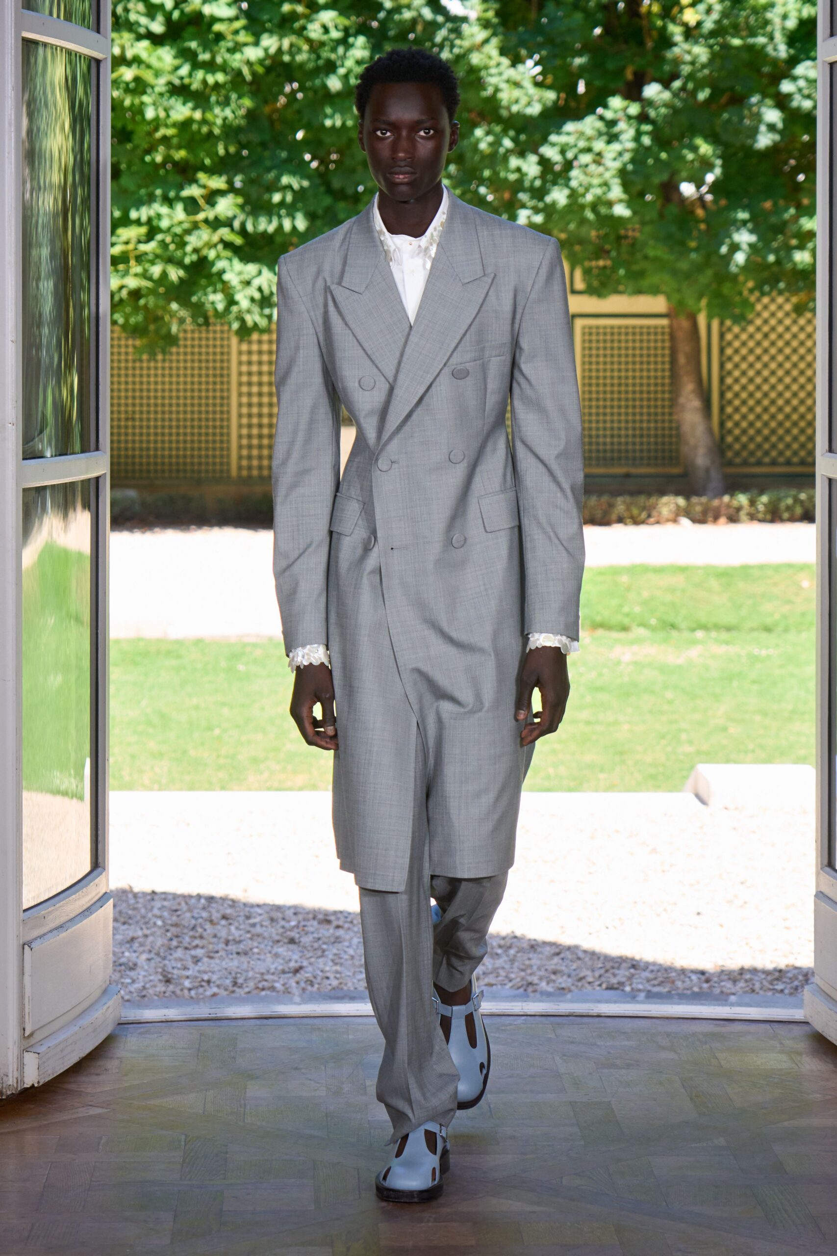 gray cotton long-sleeve collared tailored buttoned suit