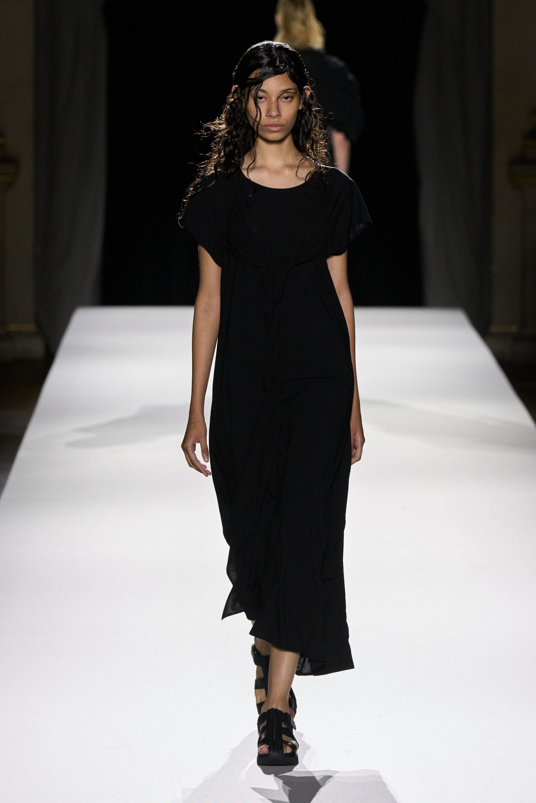 black relaxed midi dress with shoes