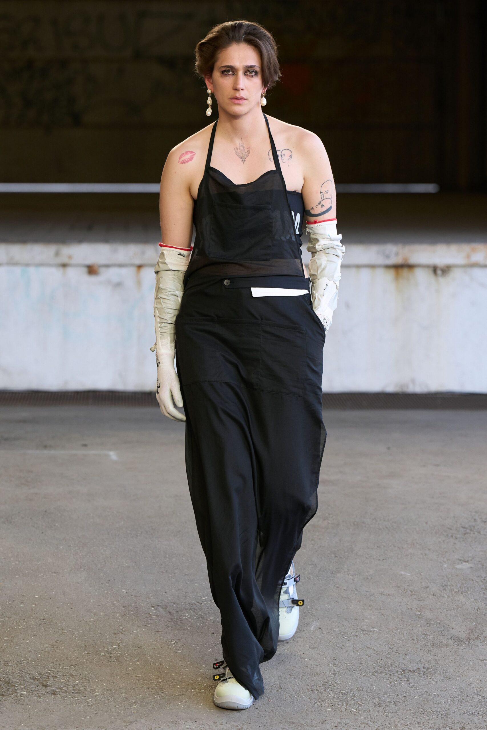 white leather fitted gloves