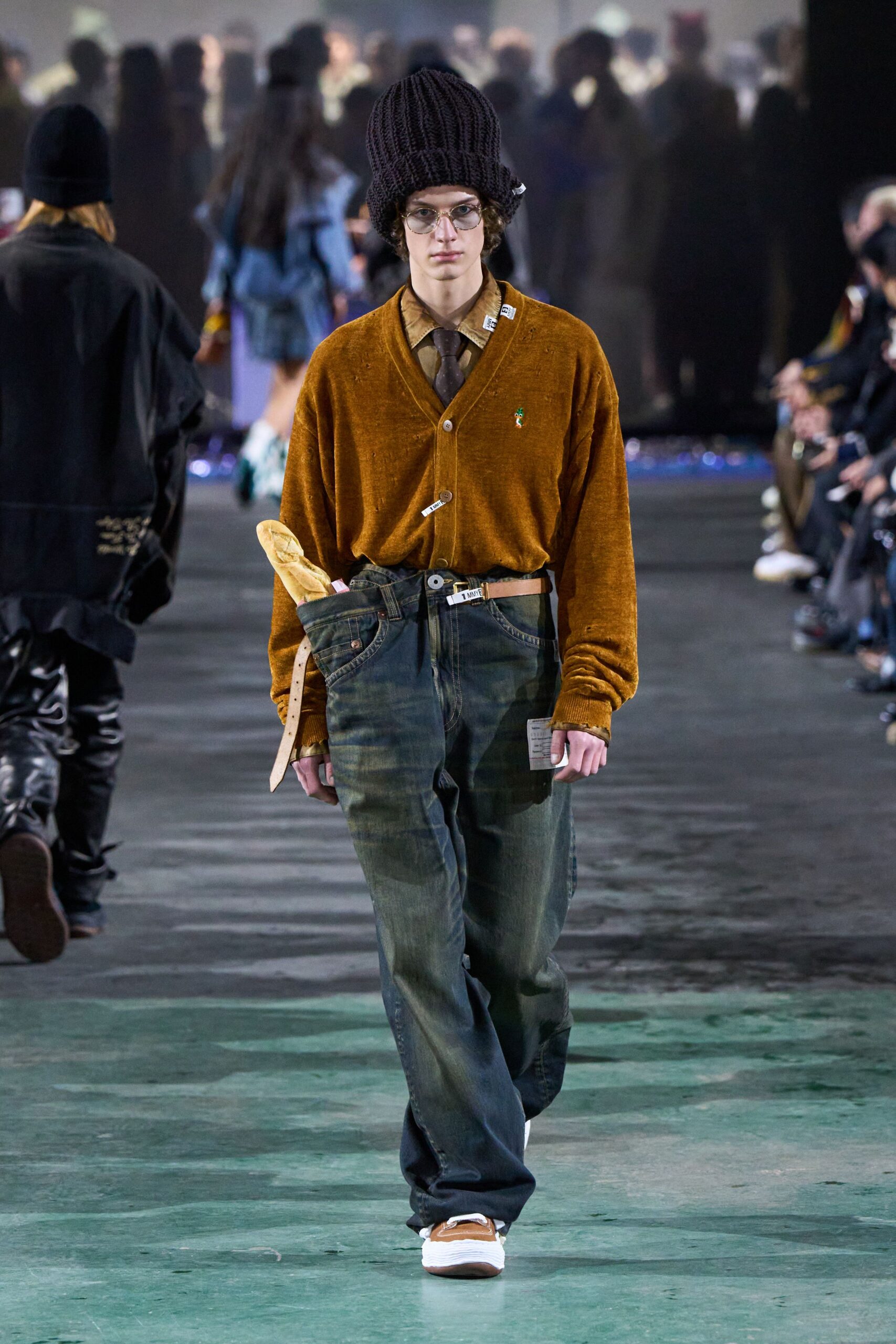 orange cardigan blue denim pants