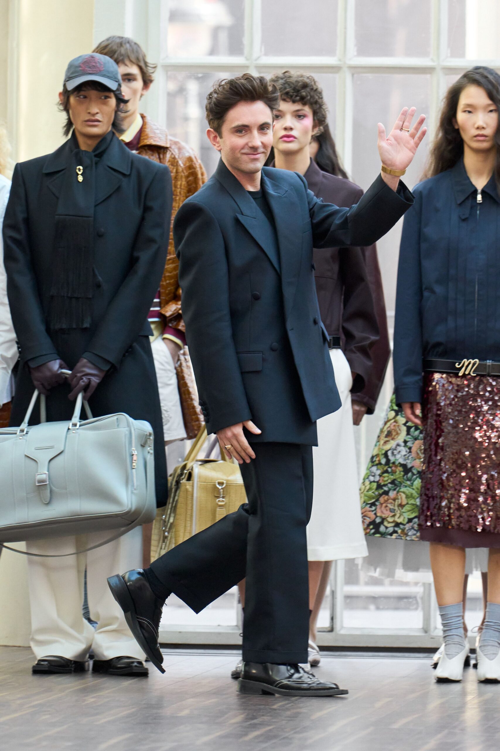 black wool long-sleeve collared tailored buttoned suit