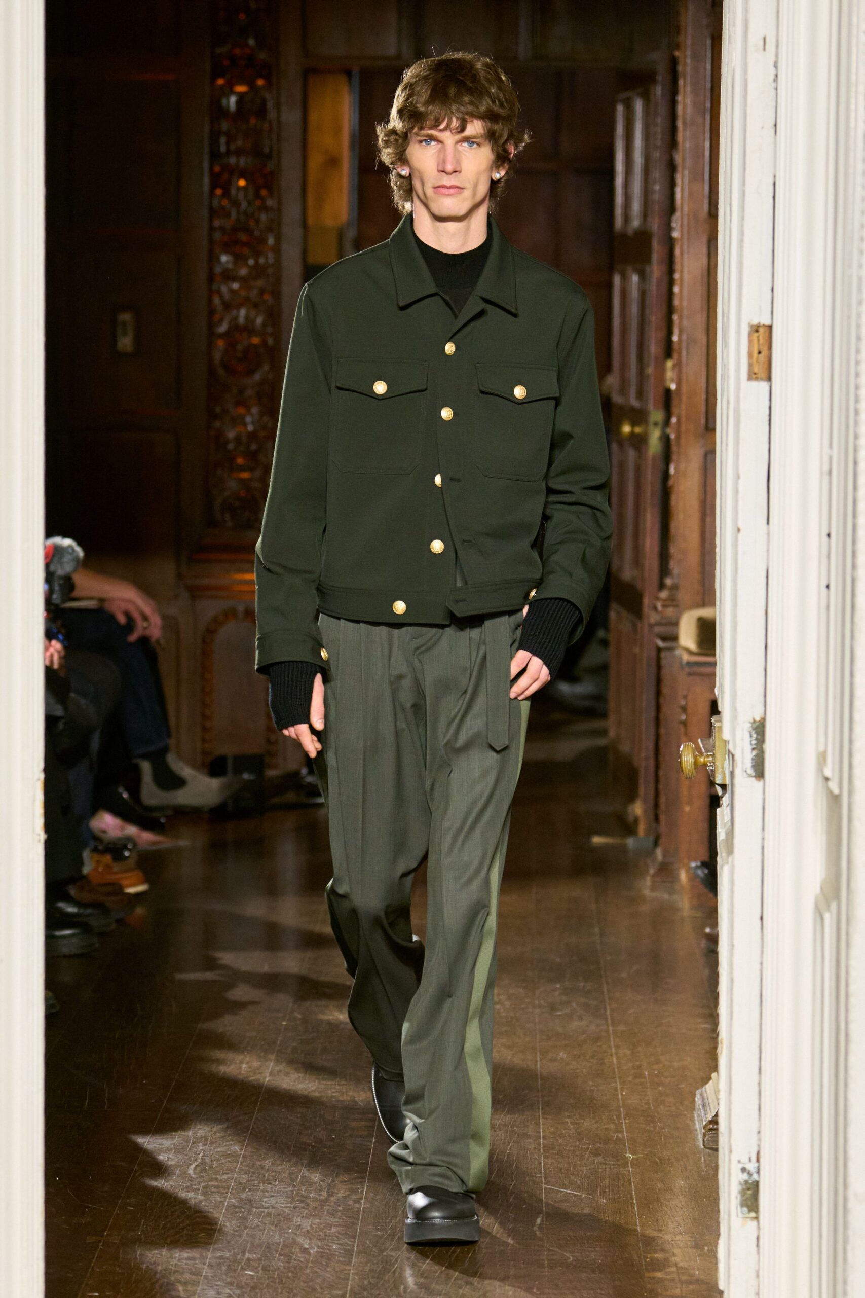 green cotton long-sleeve collared fitted buttoned pockets jacket