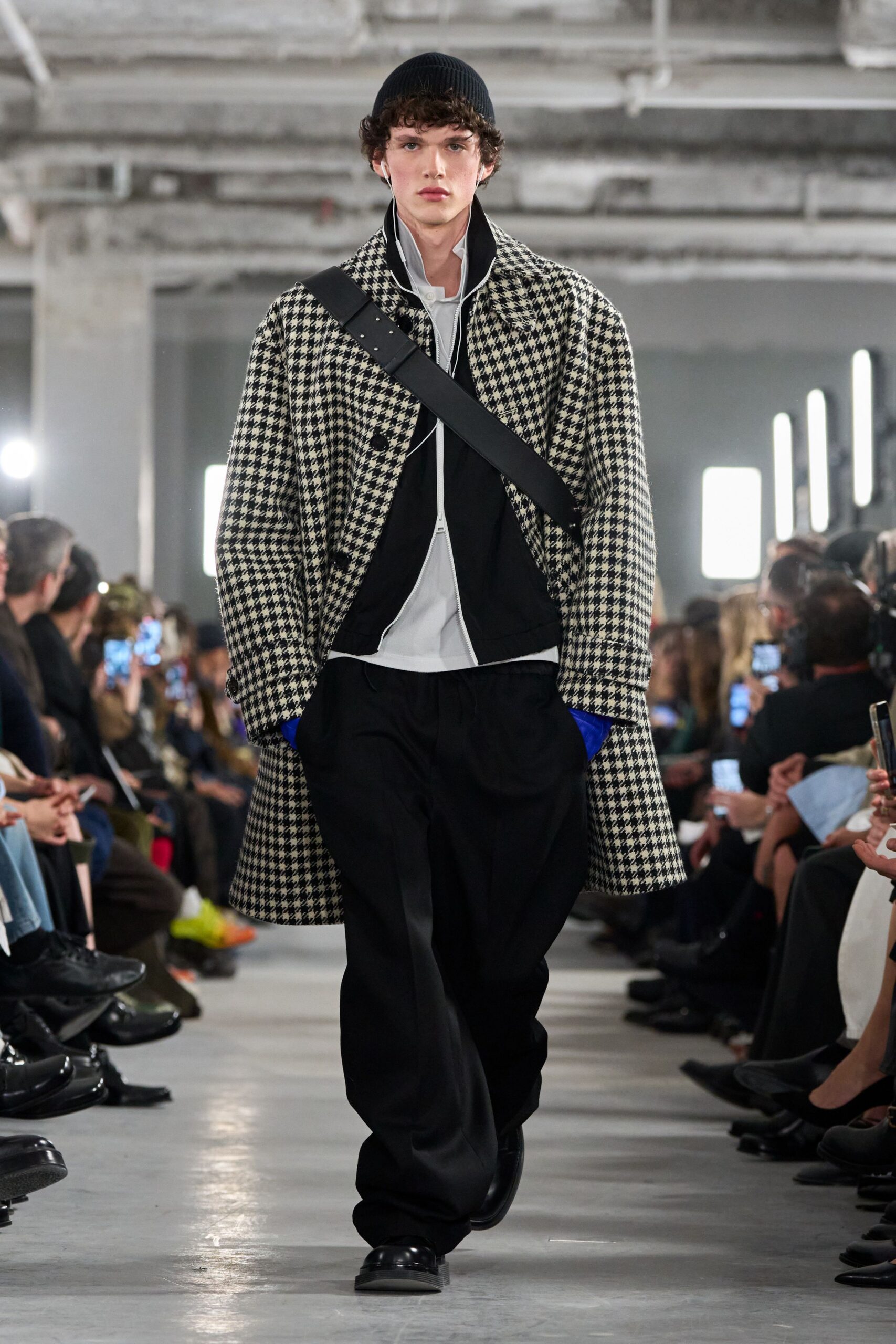black wool long-sleeve collared oversized checked coat