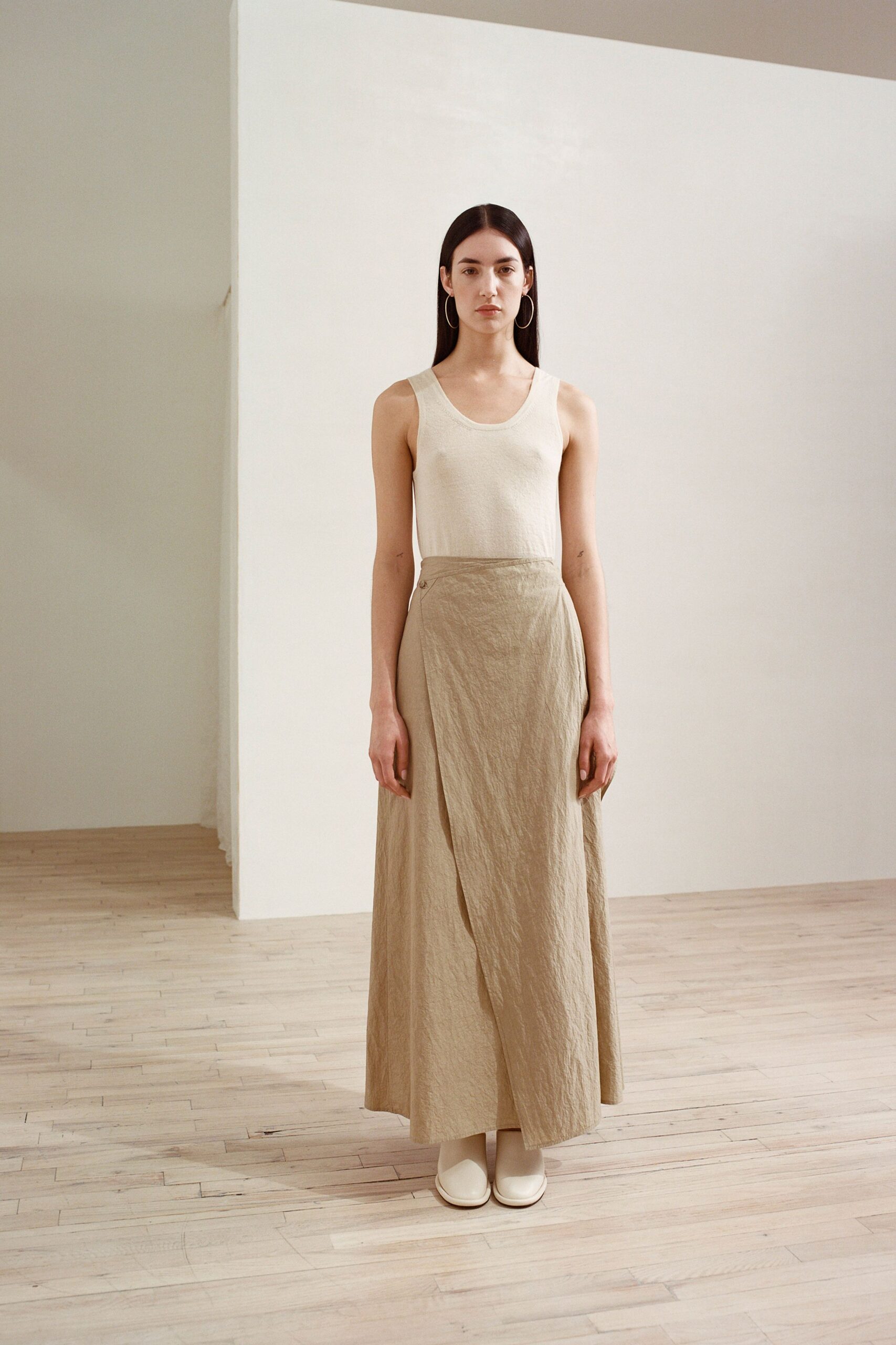 beige cotton sleeveless scoop-neck fitted tank-top