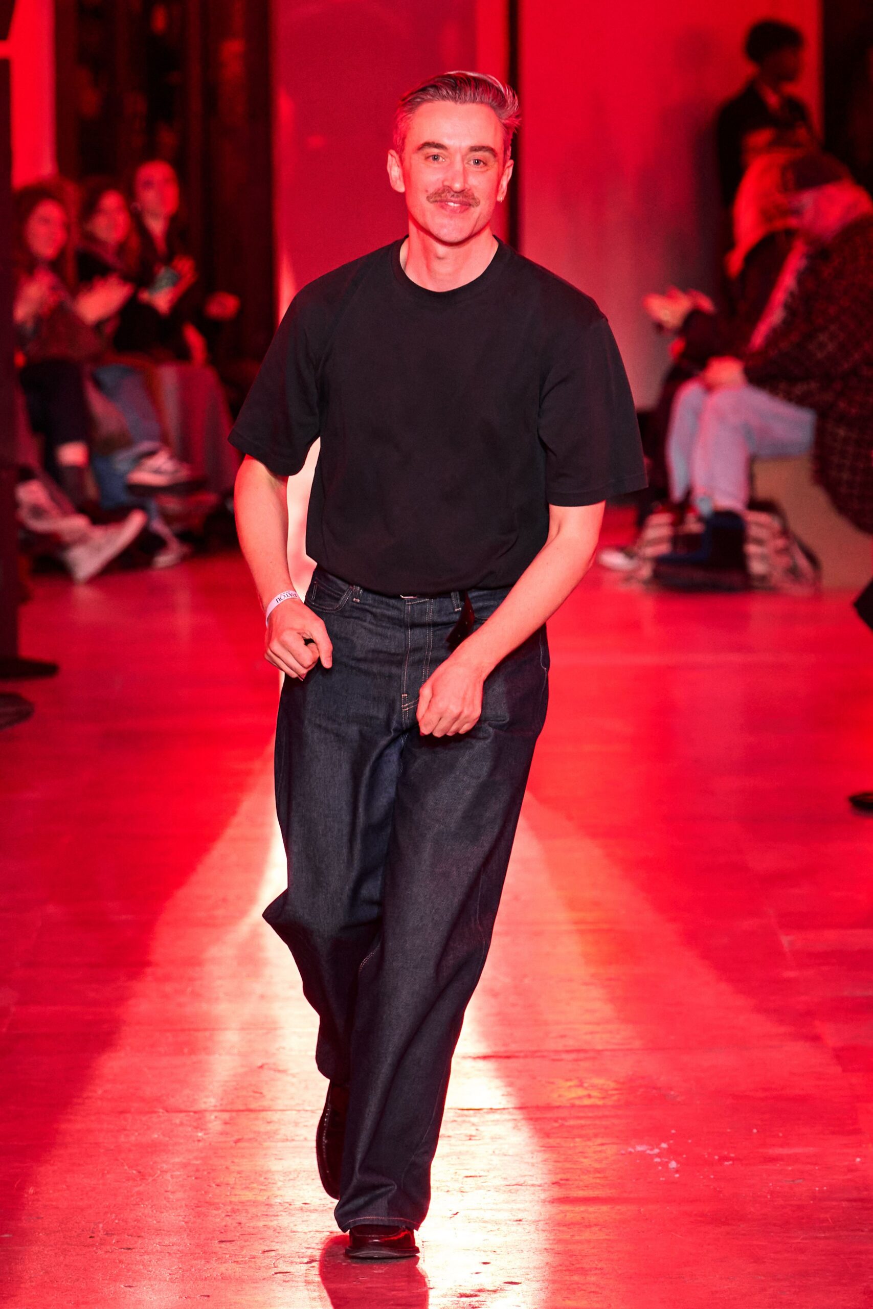black cotton short-sleeve collared relaxed t-shirt