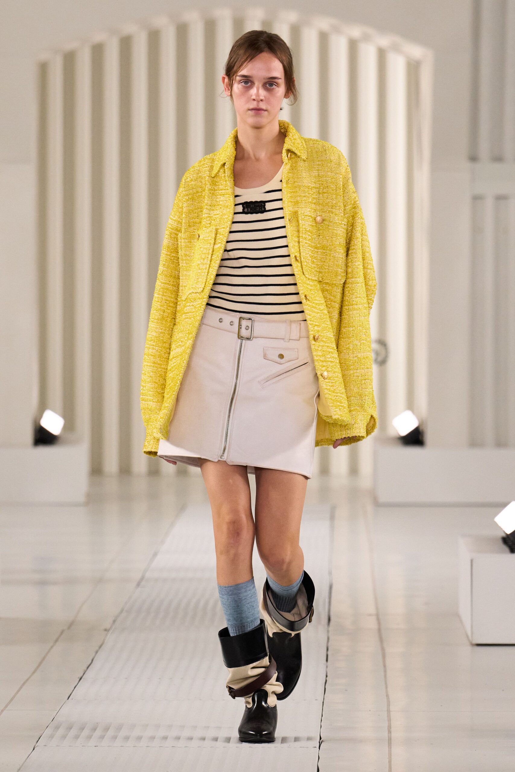 beige cotton fitted high-waisted zippered skirt