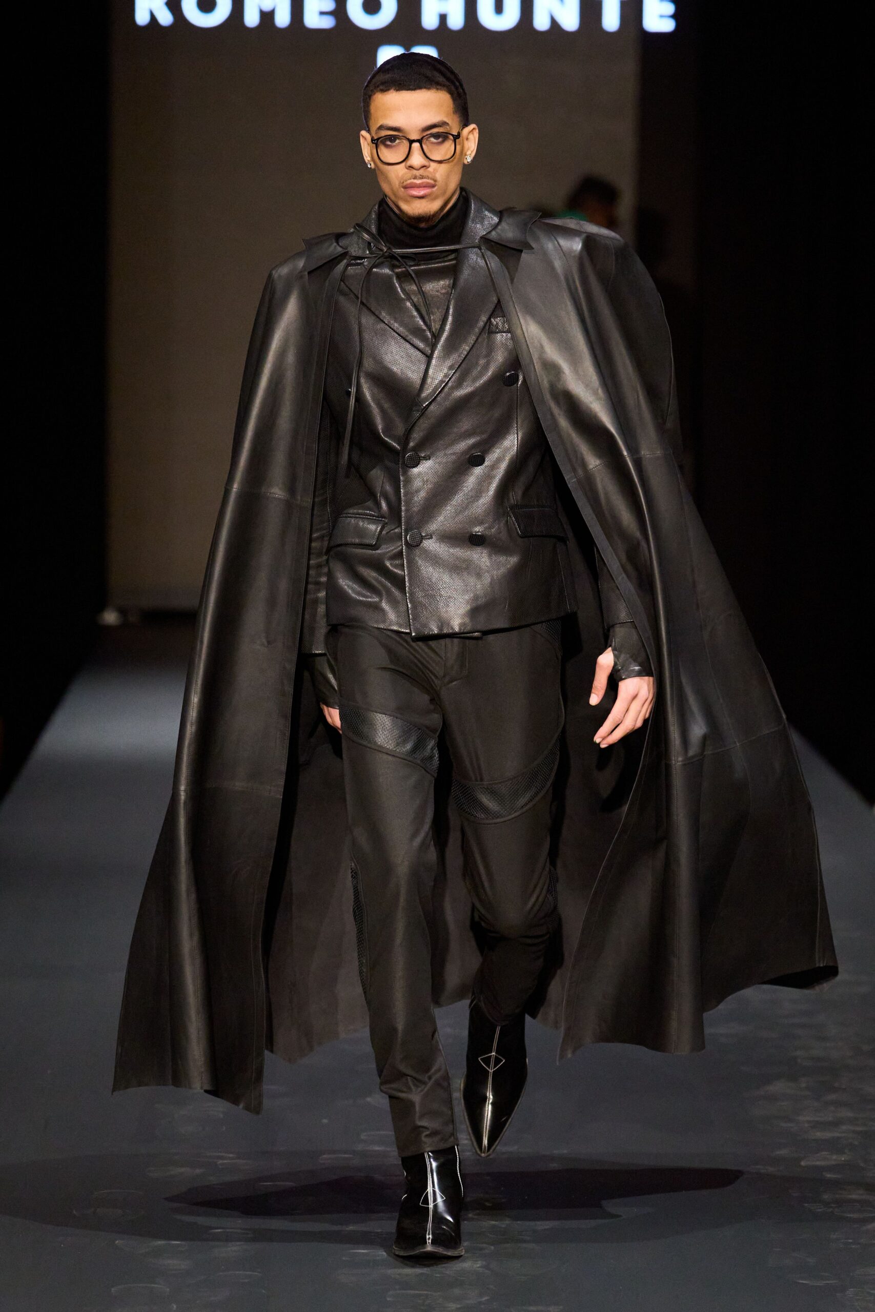 black leather long-sleeve collared fitted jacket