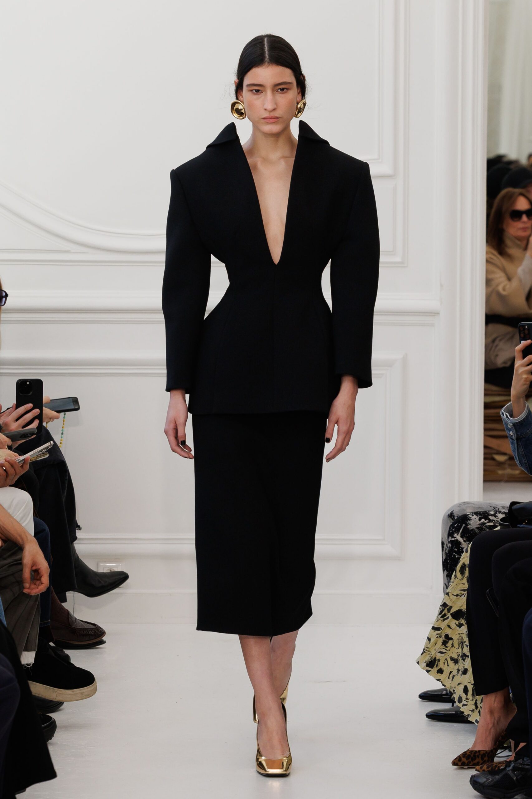 black wool long-sleeve v-neck structured buttoned blazer