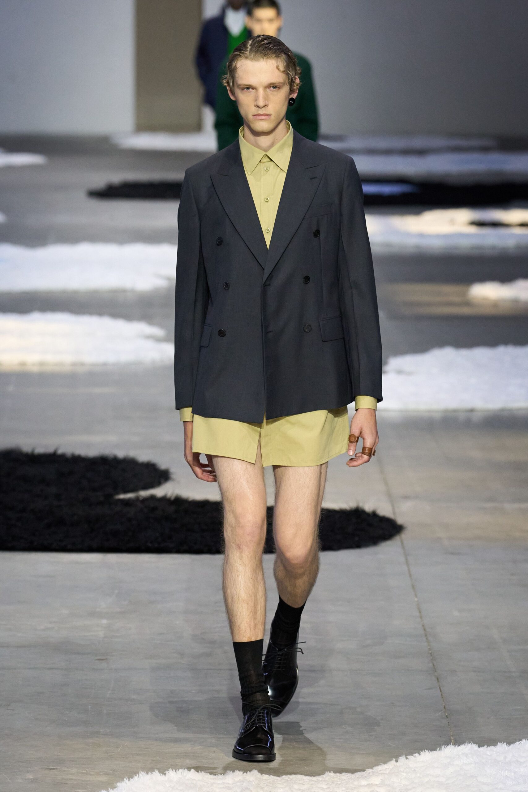 black blazer yellow shirt beige shorts