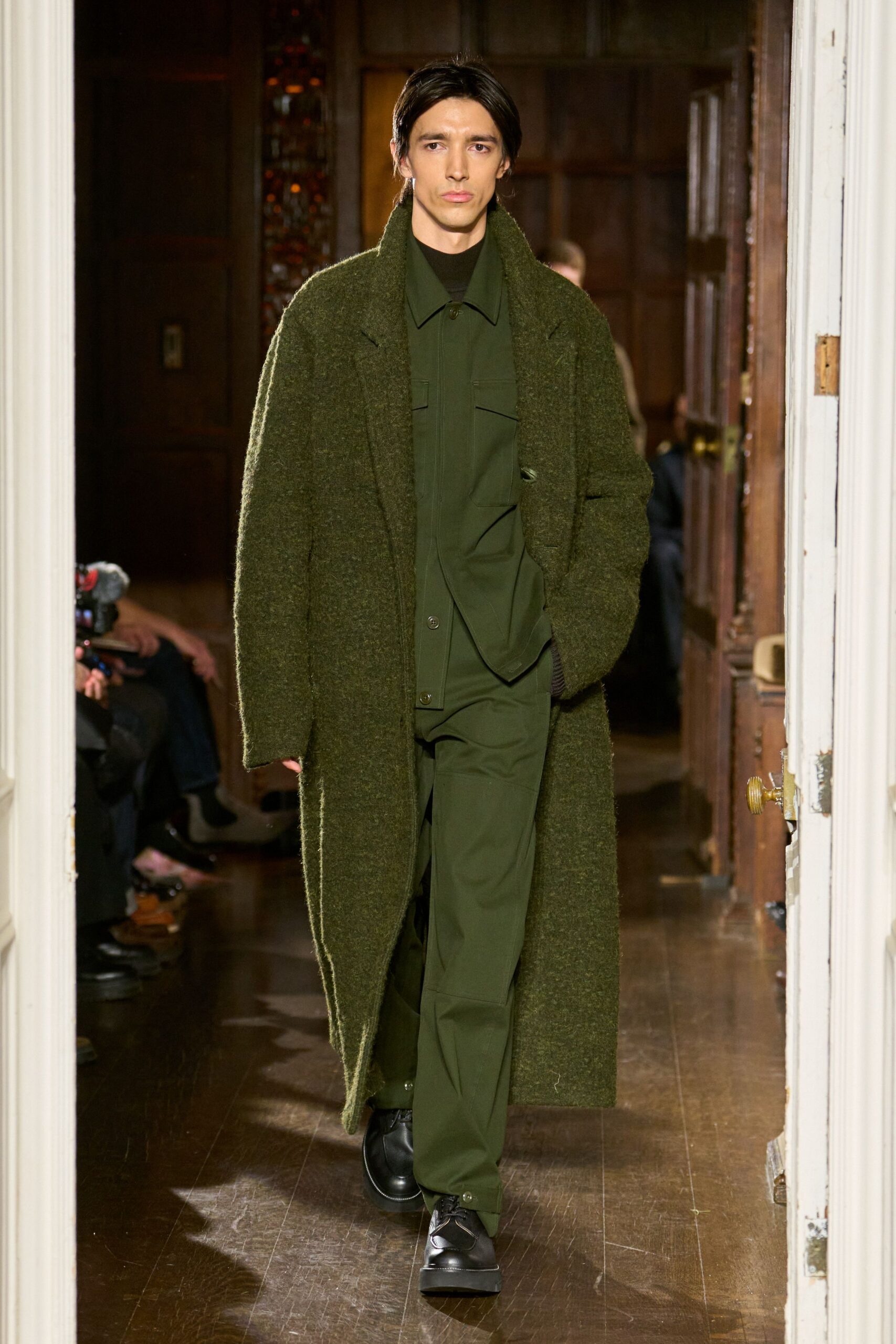 green wool long-sleeve relaxed buttoned coat