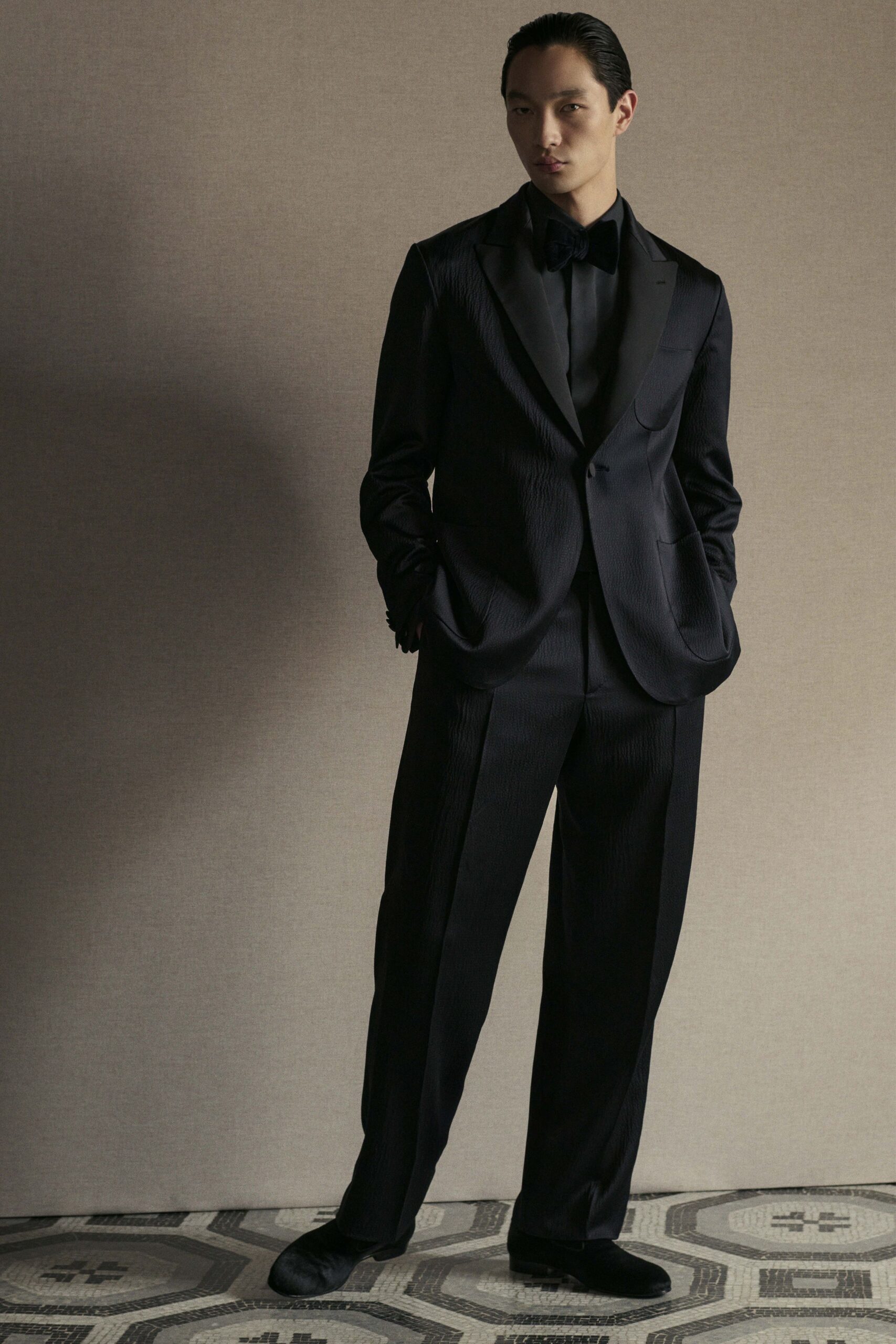 black silk long-sleeve collared tailored pleated suit