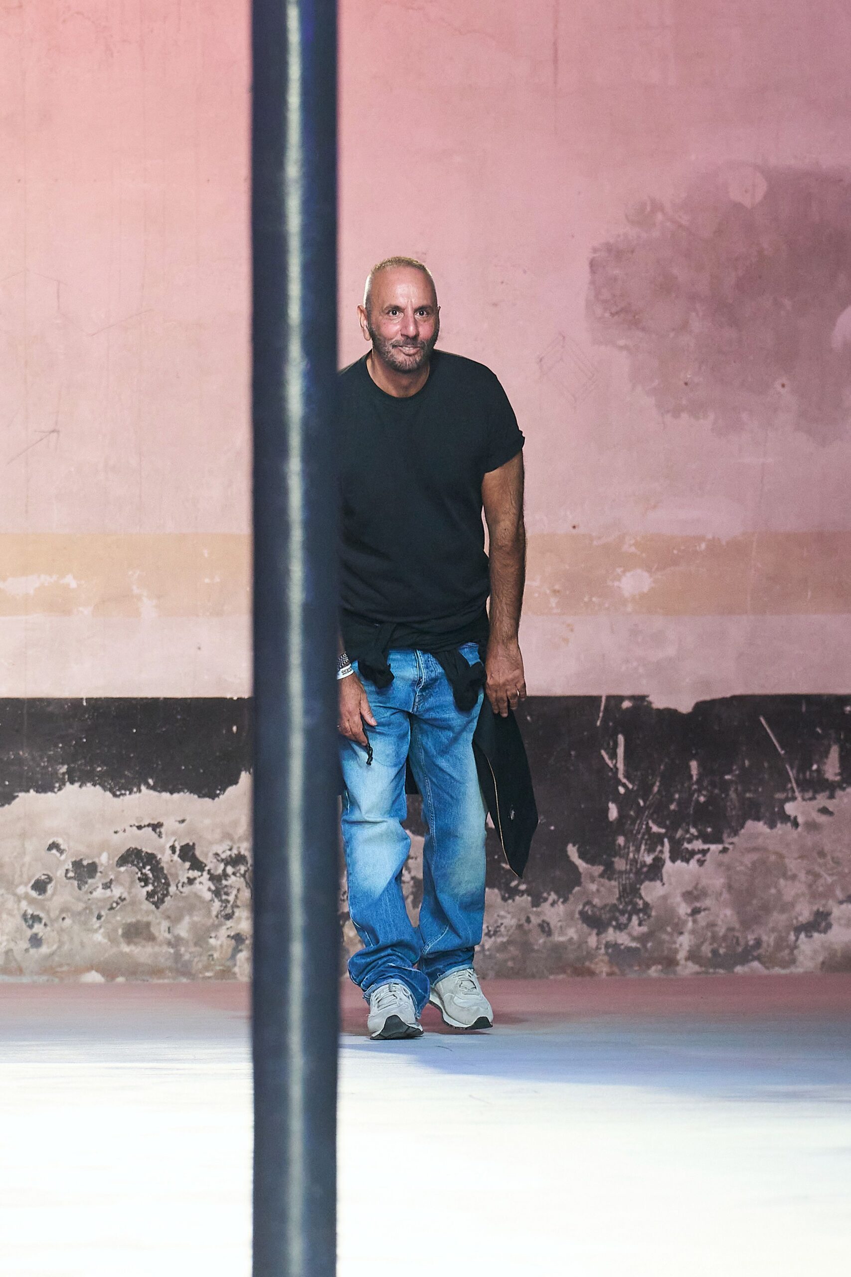black t-shirt blue jeans white sneakers
