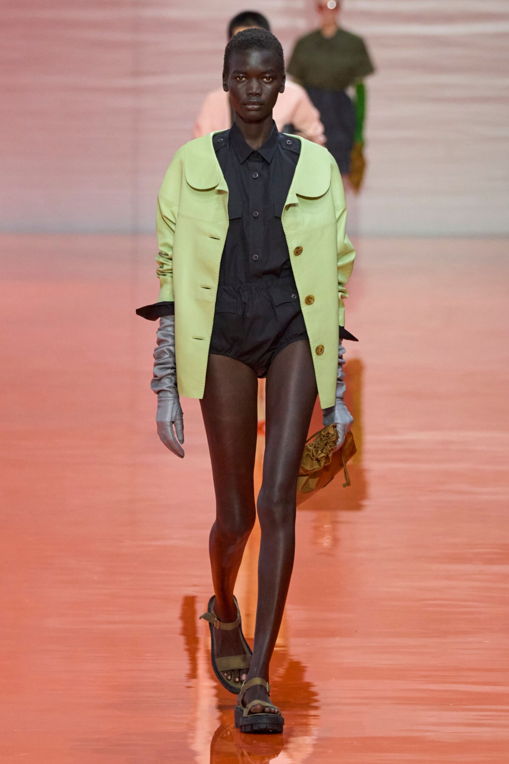 green cotton long-sleeve collared fitted buttoned jacket