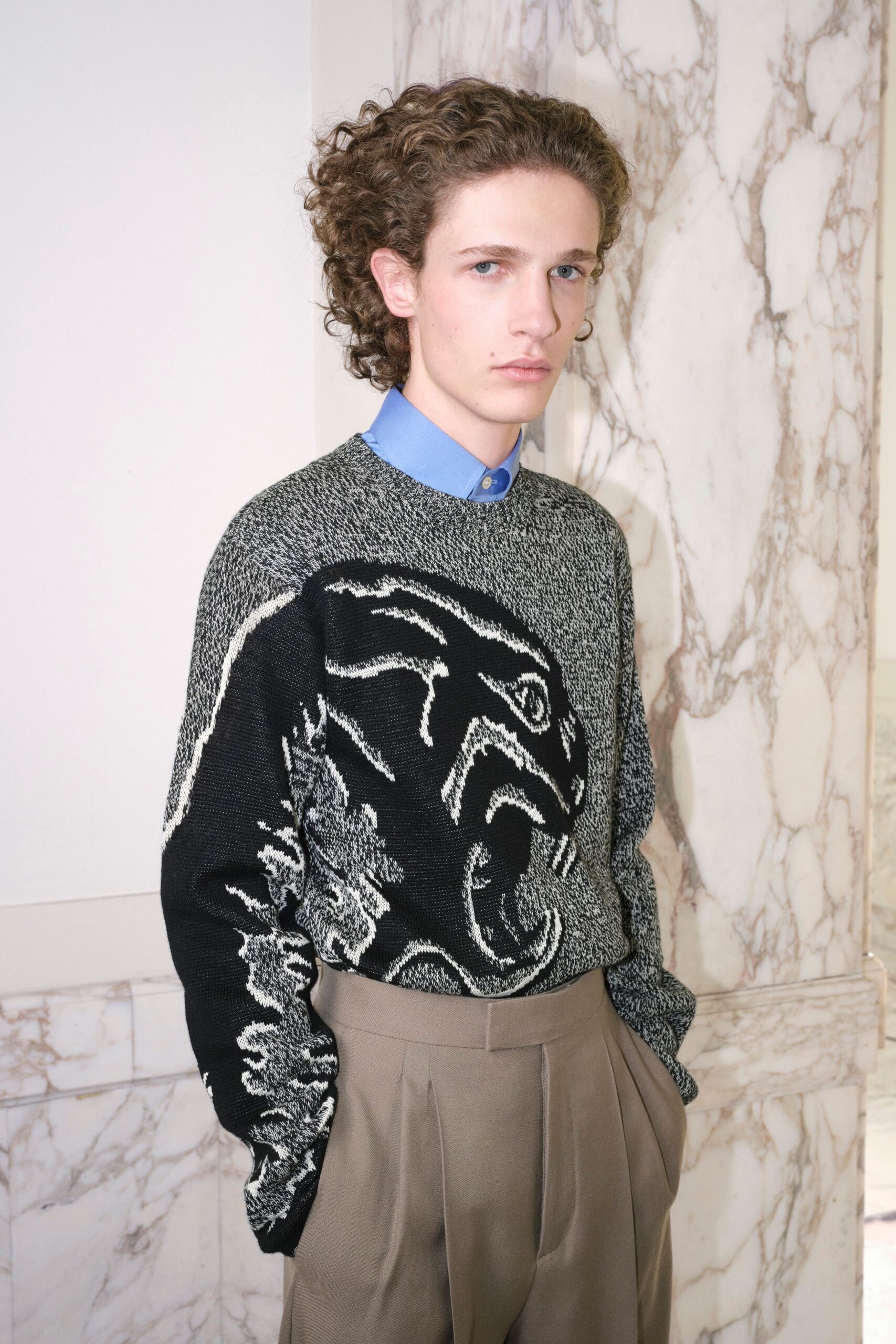 black wool long-sleeve collared fitted printed sweater