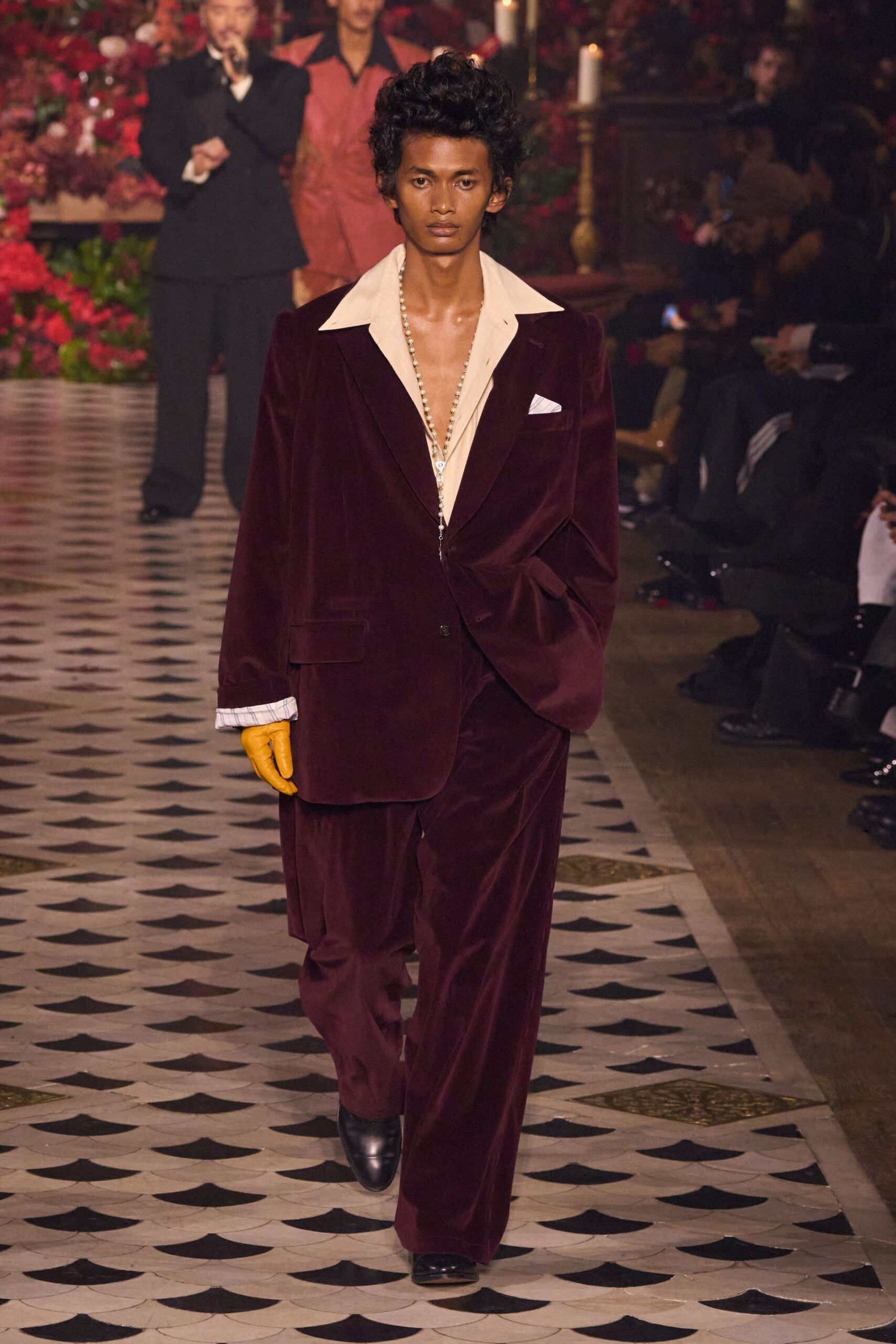 maroon velvet long-sleeve collared tailored buttoned suit