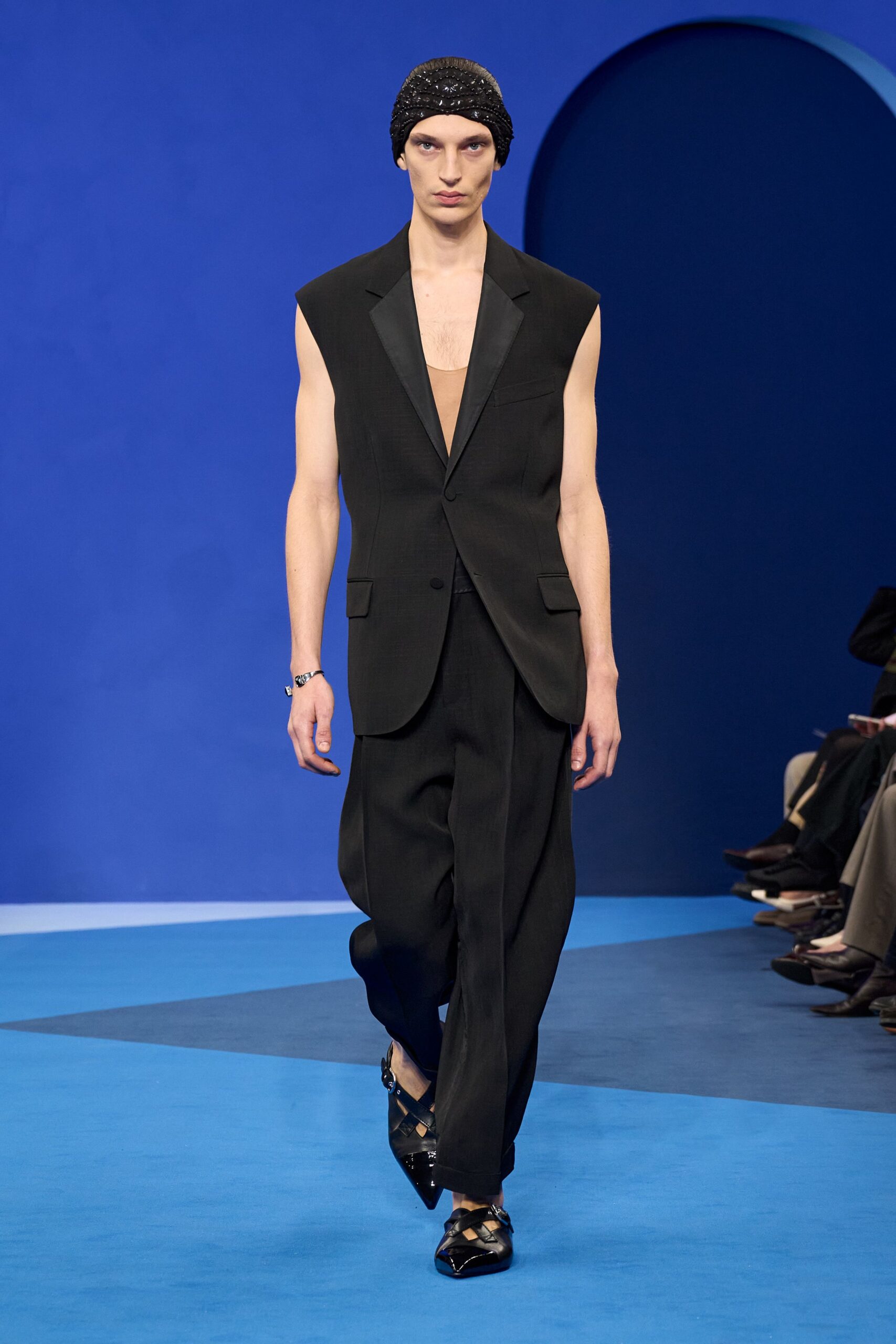 black wool sleeveless v-neck relaxed buttoned suit