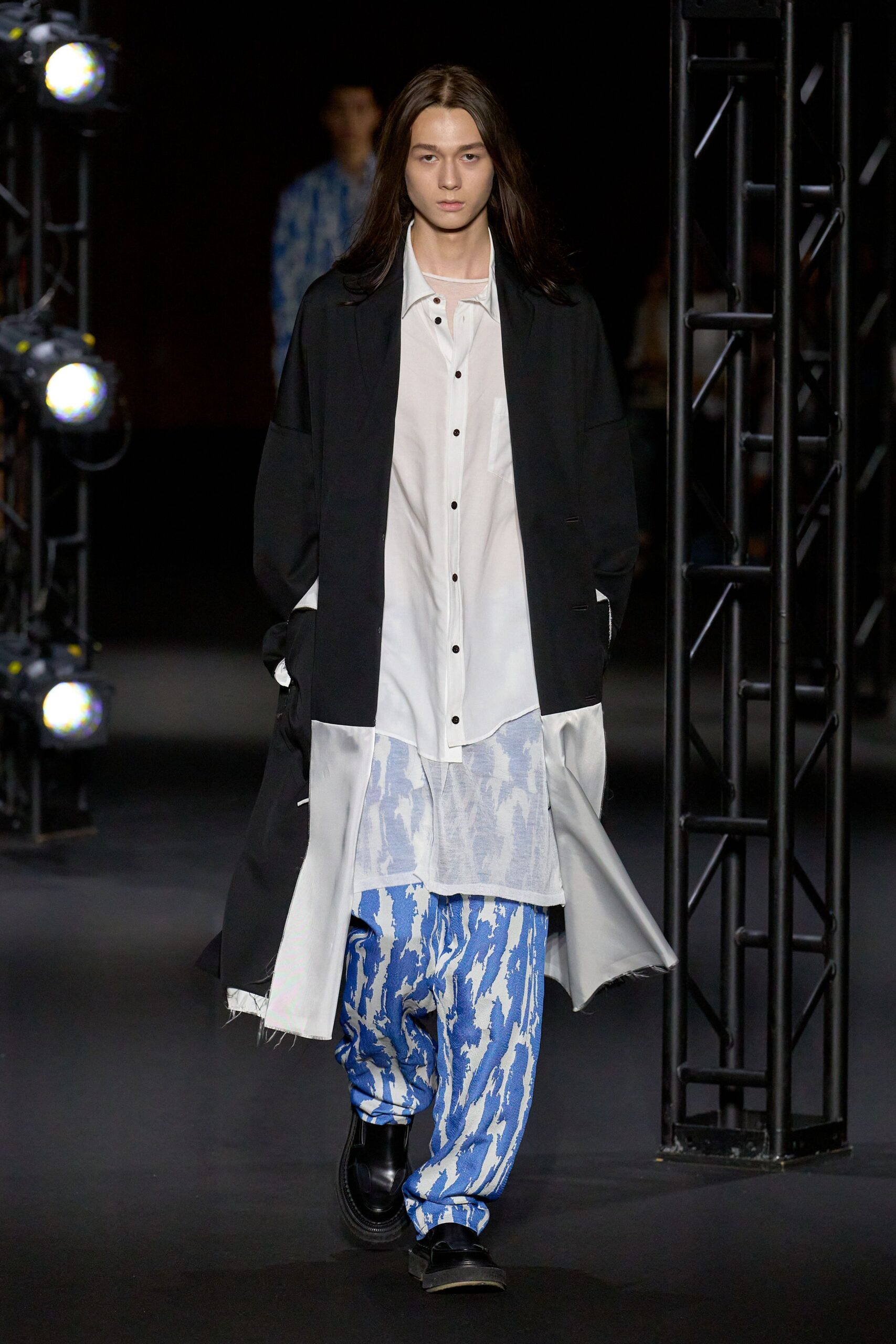 black long-sleeve collared relaxed layered coat