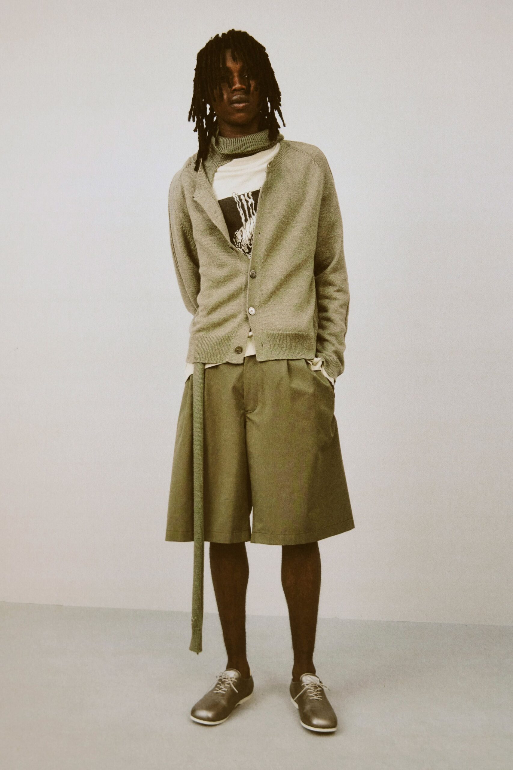 gray cardigan with beige shorts