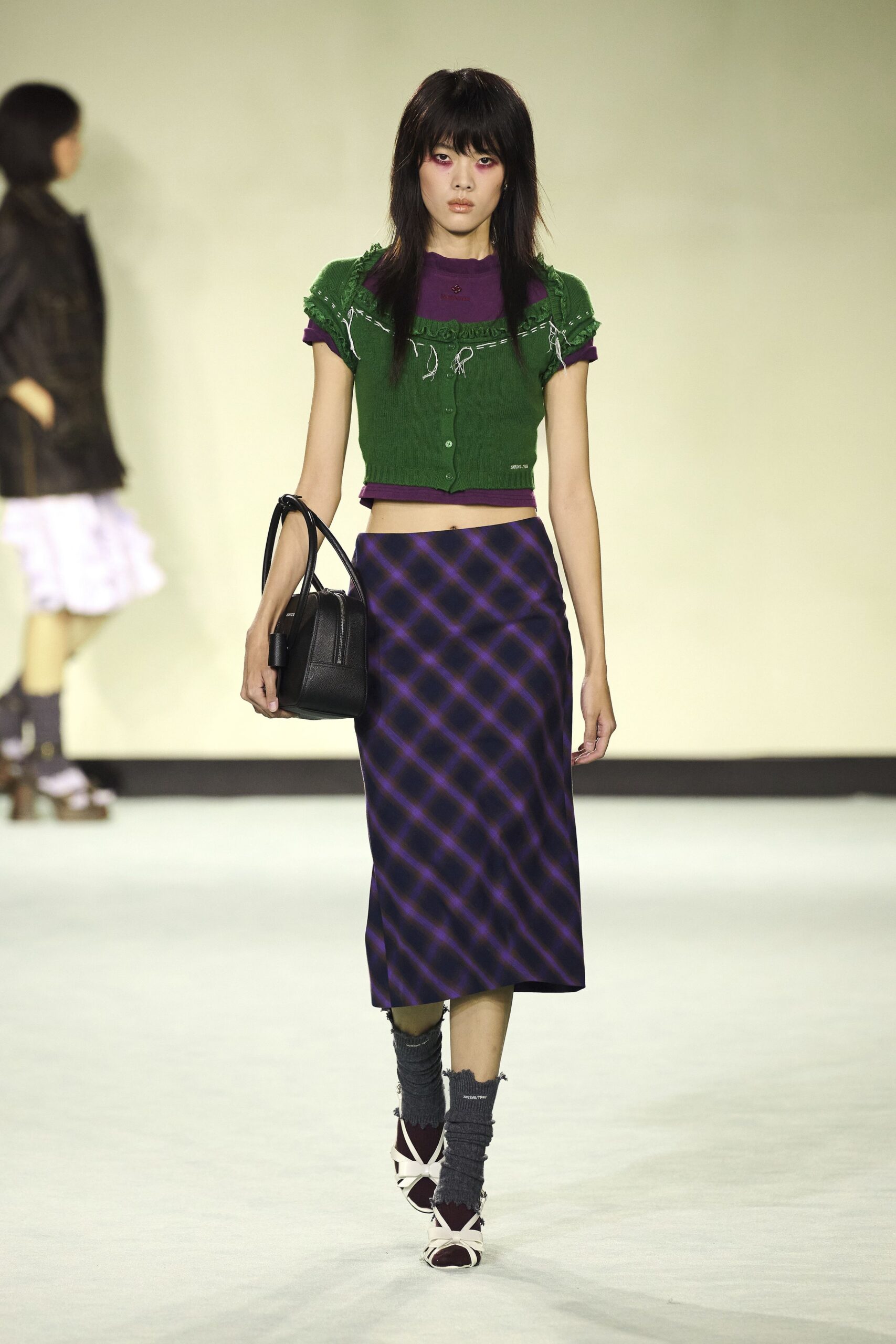 green short-sleeve collared fitted layered top