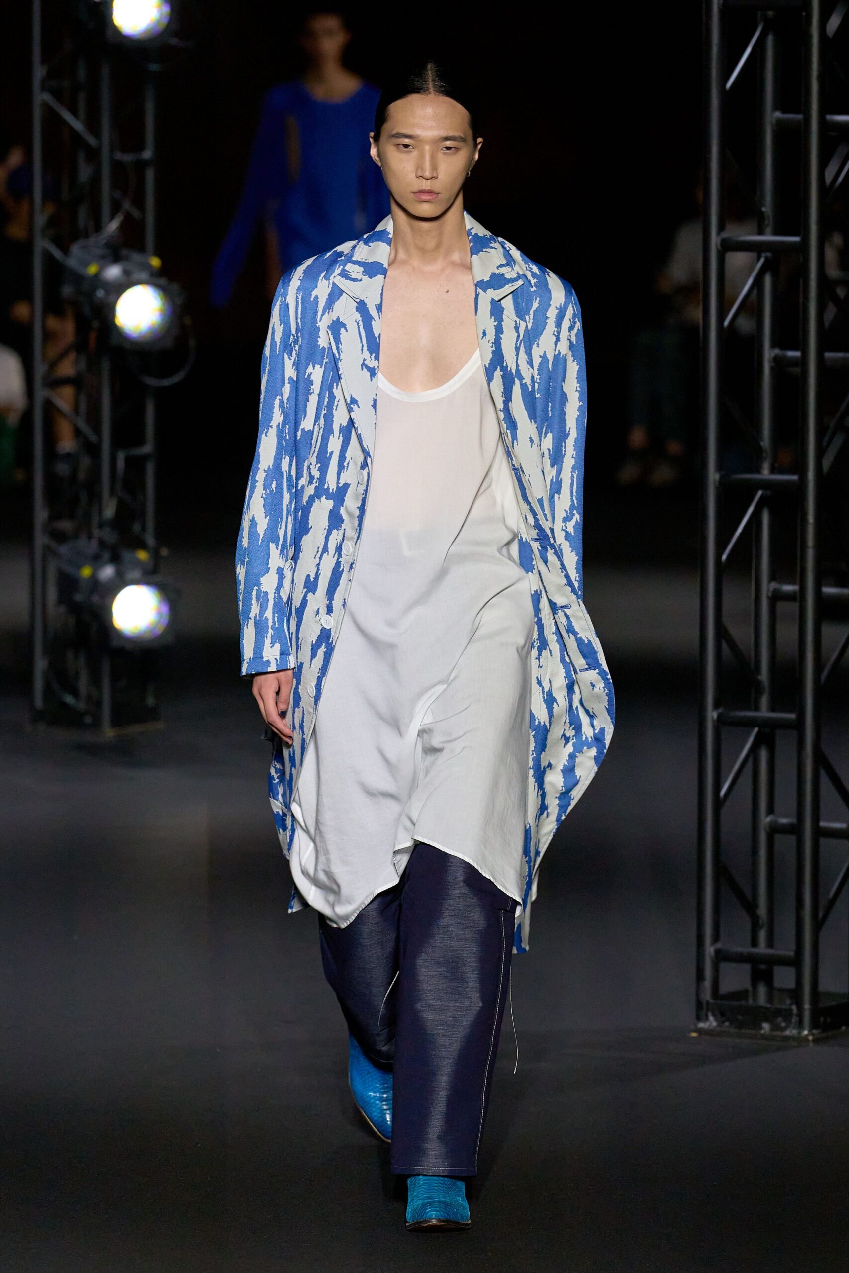 blue cotton long-sleeve collared relaxed printed coat