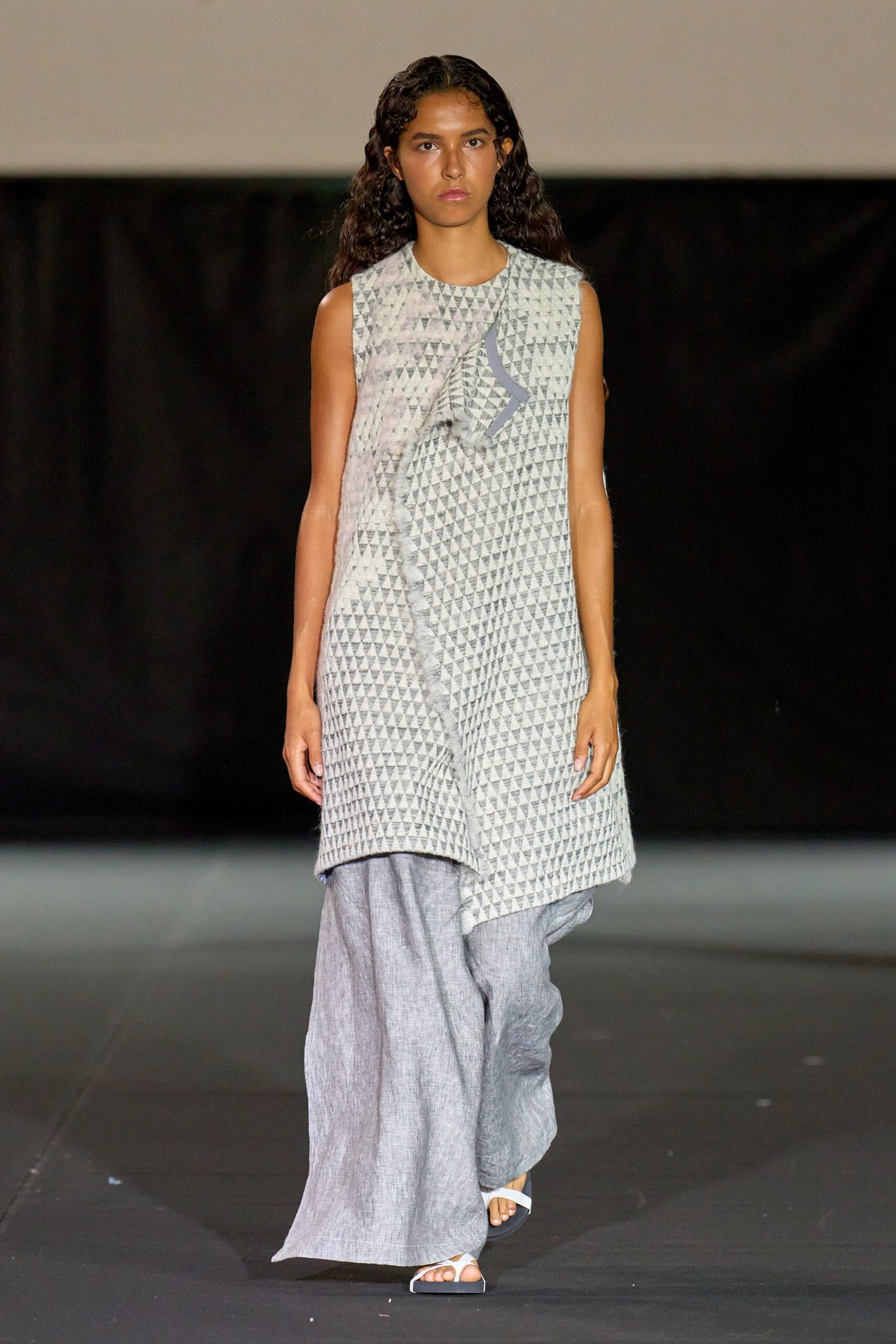 gray cotton sleeveless collared relaxed layered top