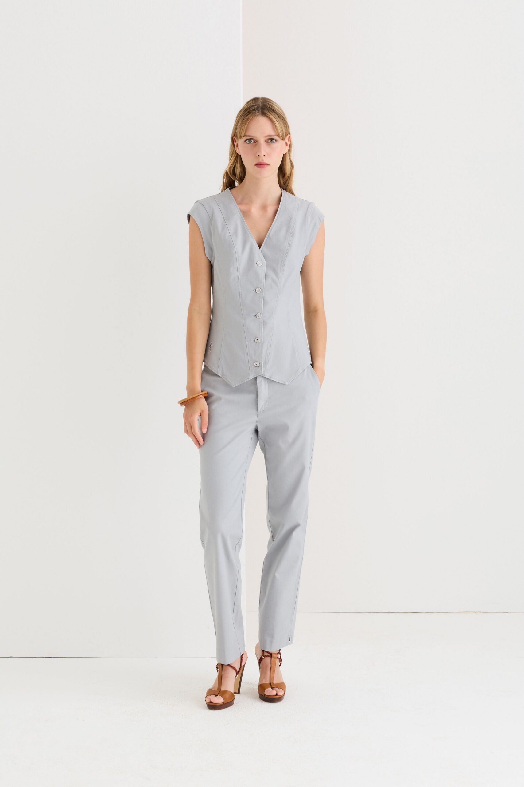 gray cotton short-sleeve v-neck fitted buttoned top