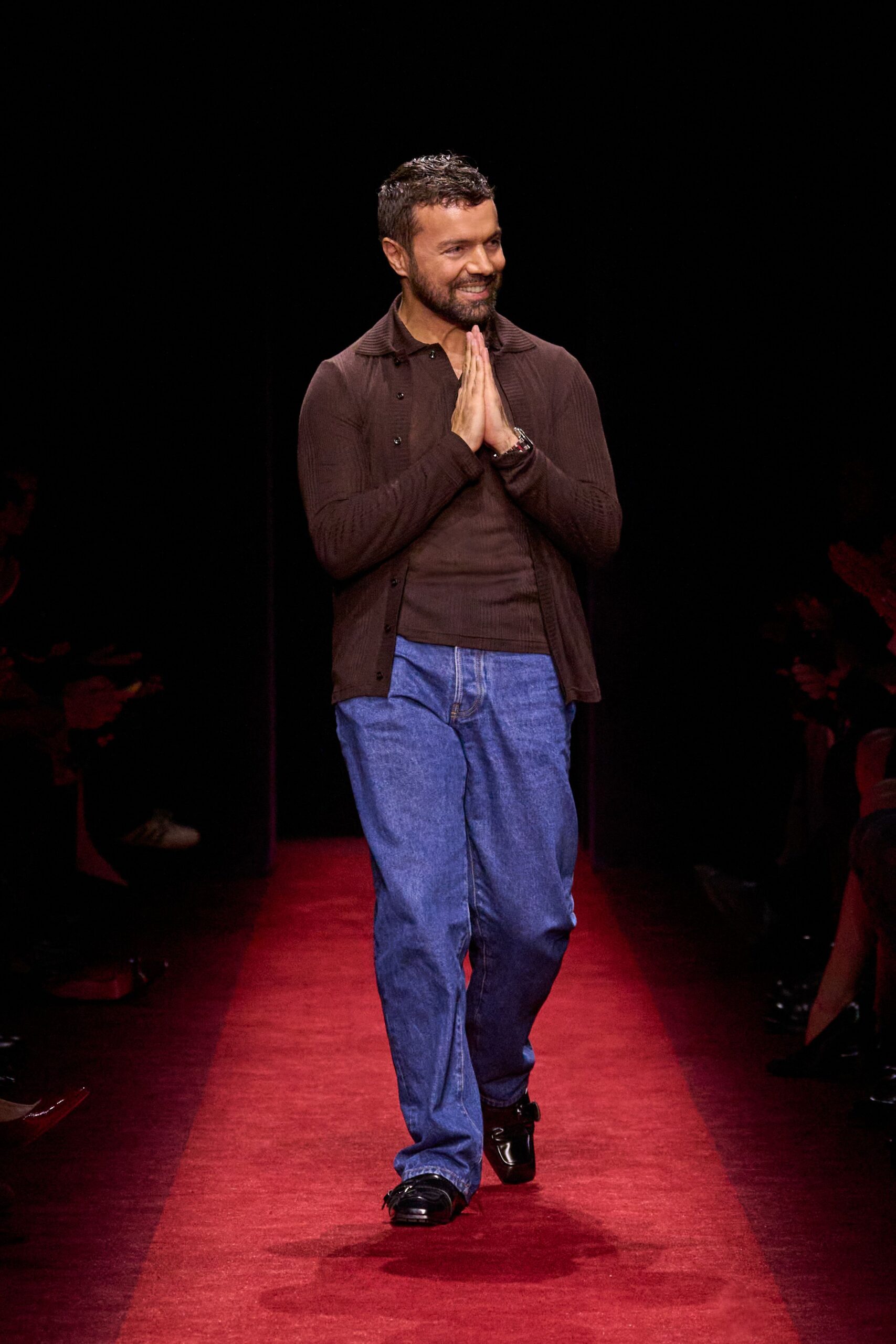 brown shirt blue pants black shoes