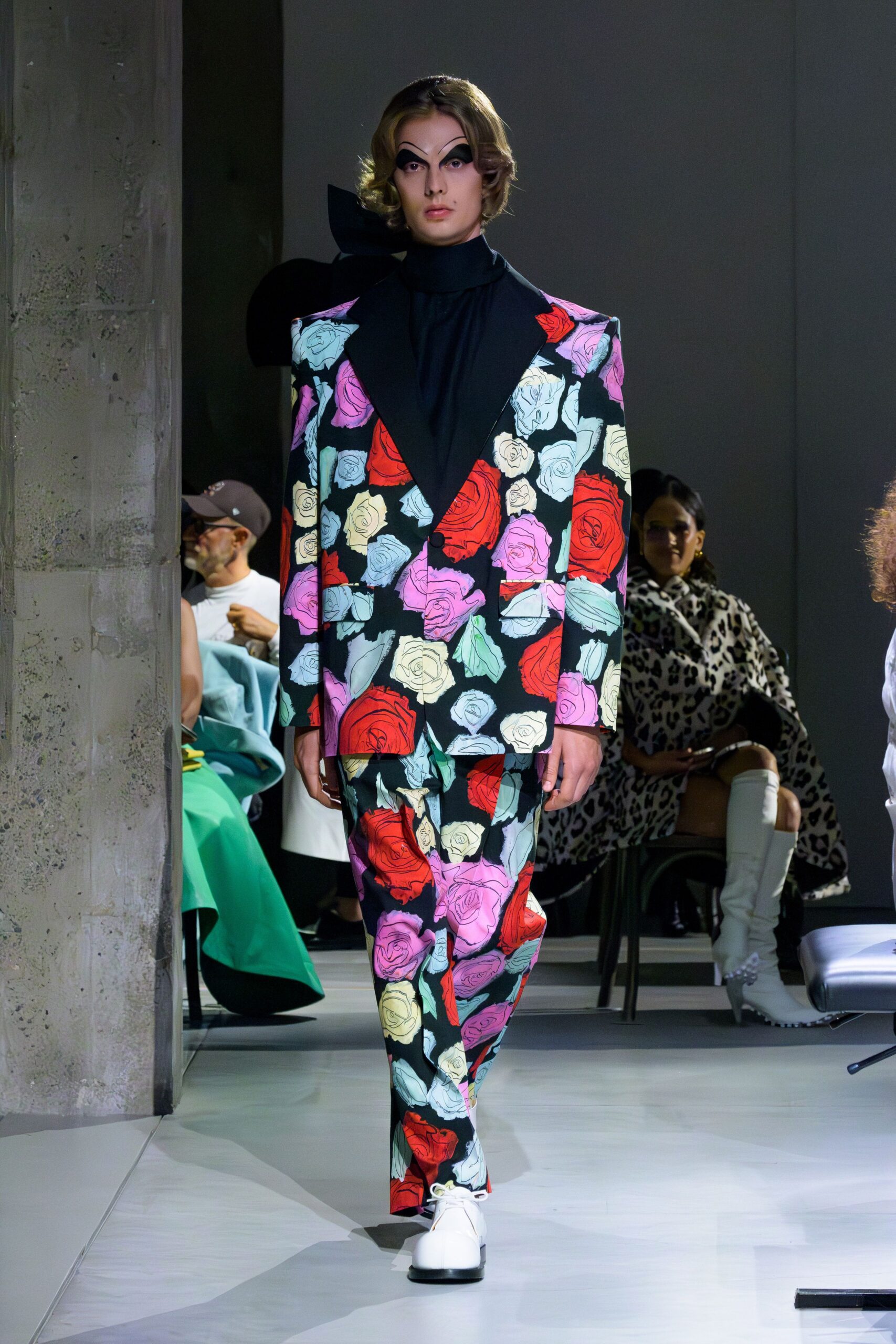 black long-sleeve collared fitted floral buttoned suit