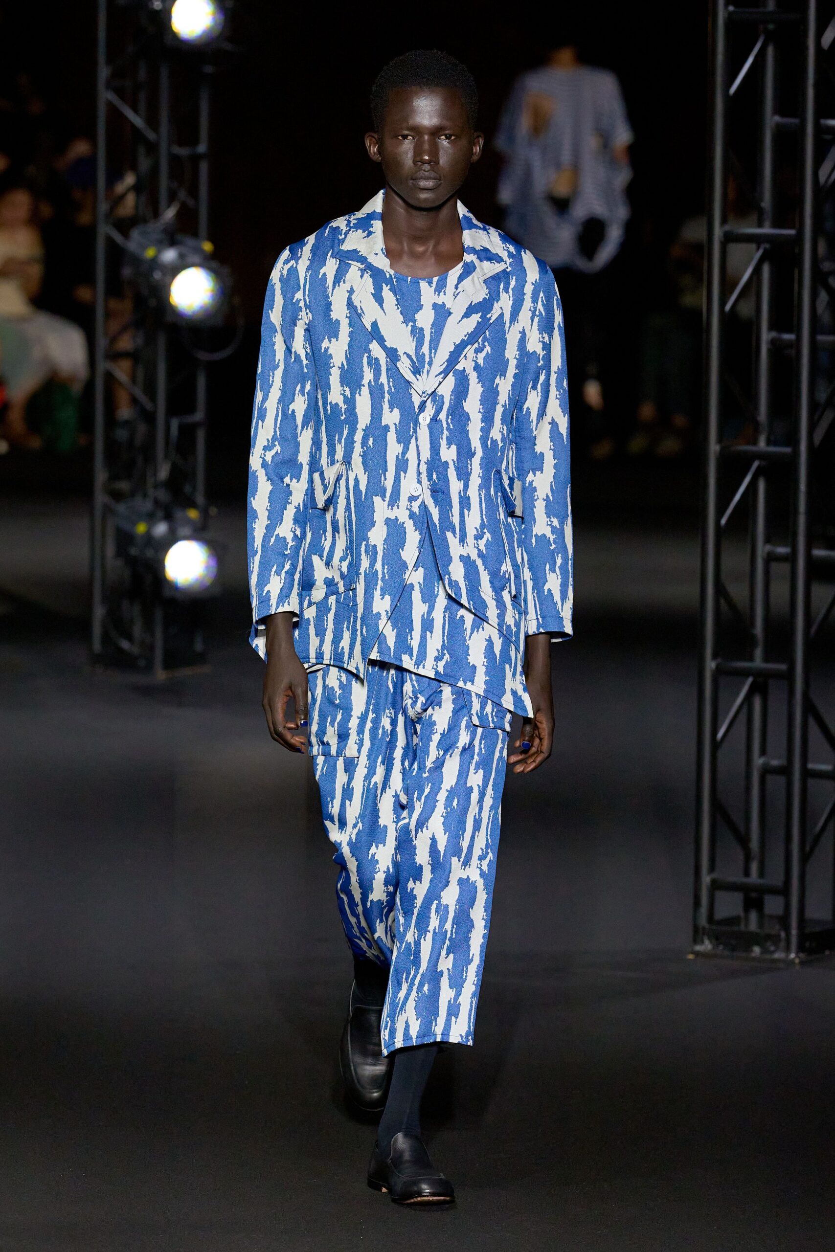 blue long-sleeve collared relaxed printed suit