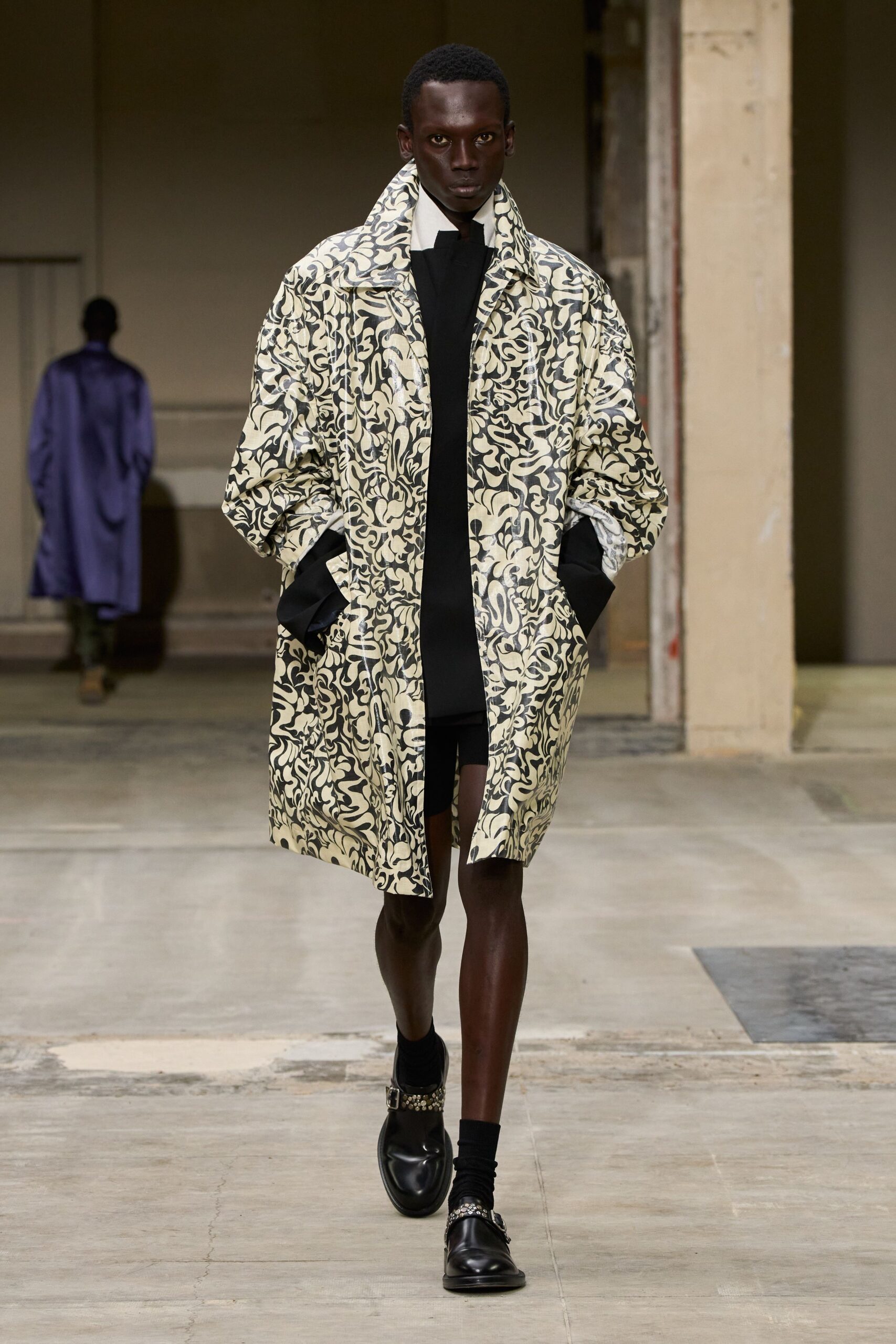 black cotton long-sleeve collared relaxed printed coat