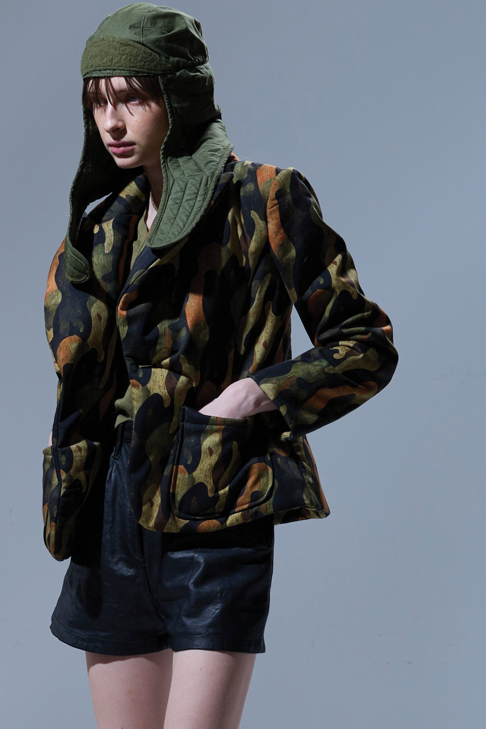 green cotton long-sleeve collared fitted camouflage jacket