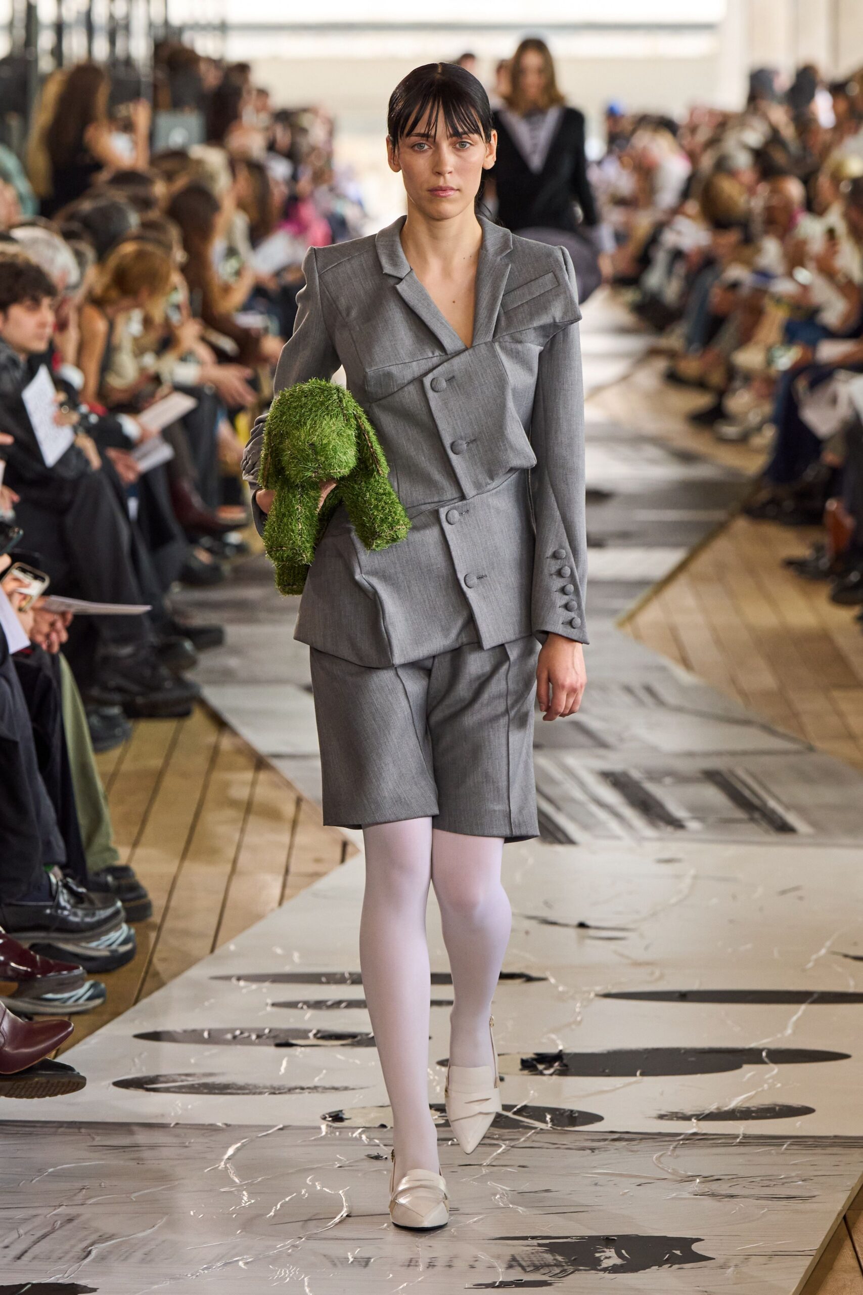gray cotton short-sleeve collared fitted buttoned pleated suit