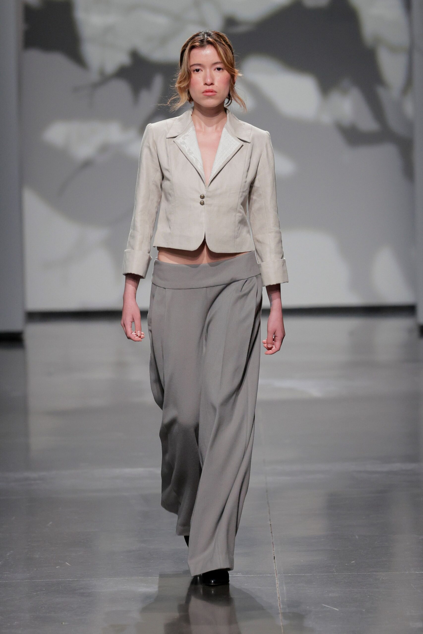 gray cotton long-sleeve collared fitted buttoned cropped blazer