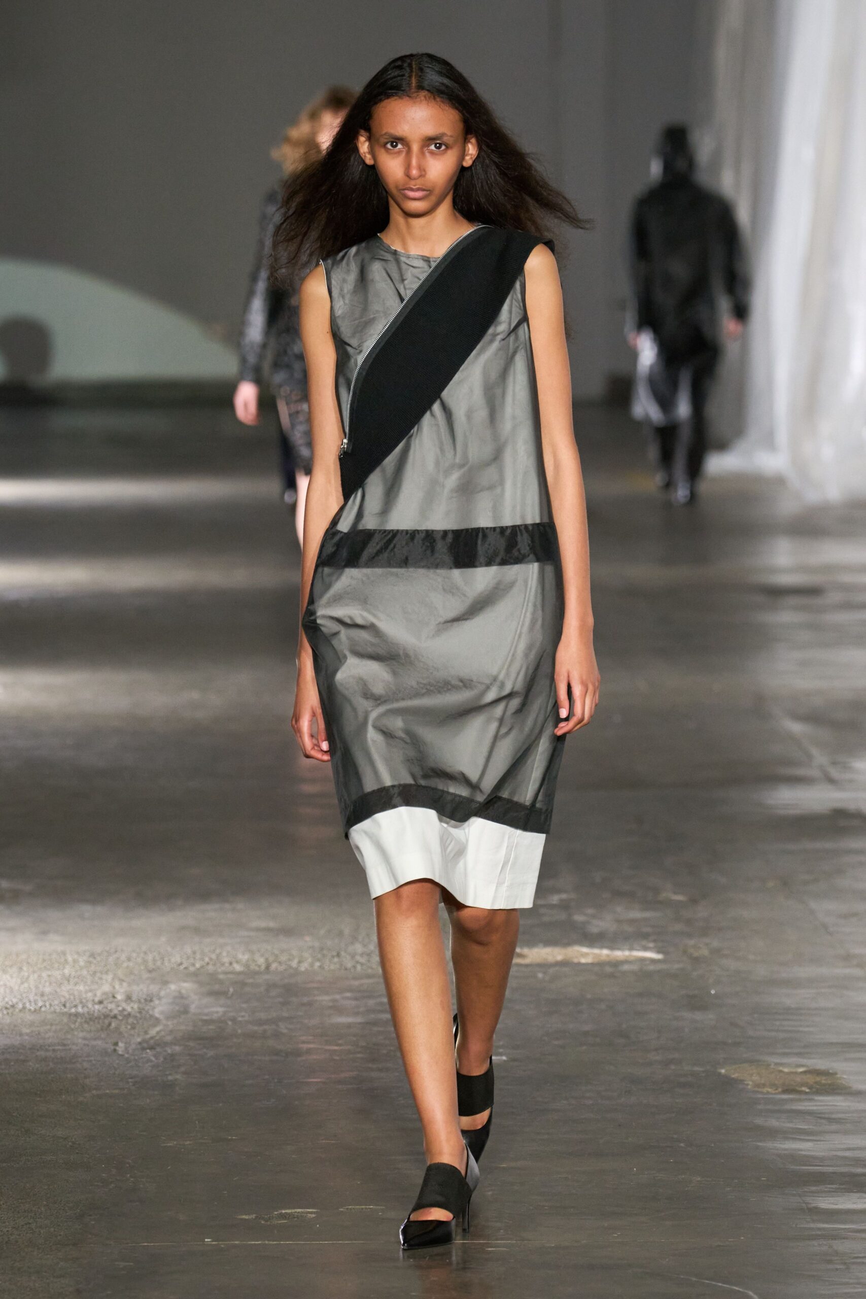 asymmetric gray midi dress with black shoes