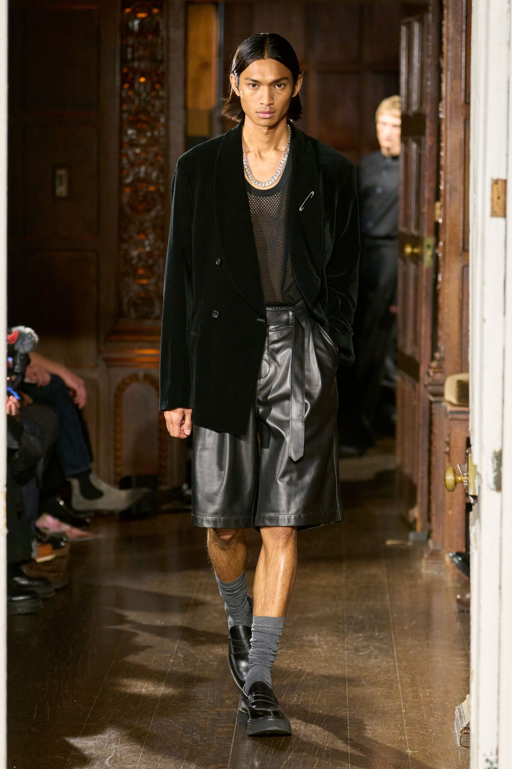 black leather relaxed pleated short shorts