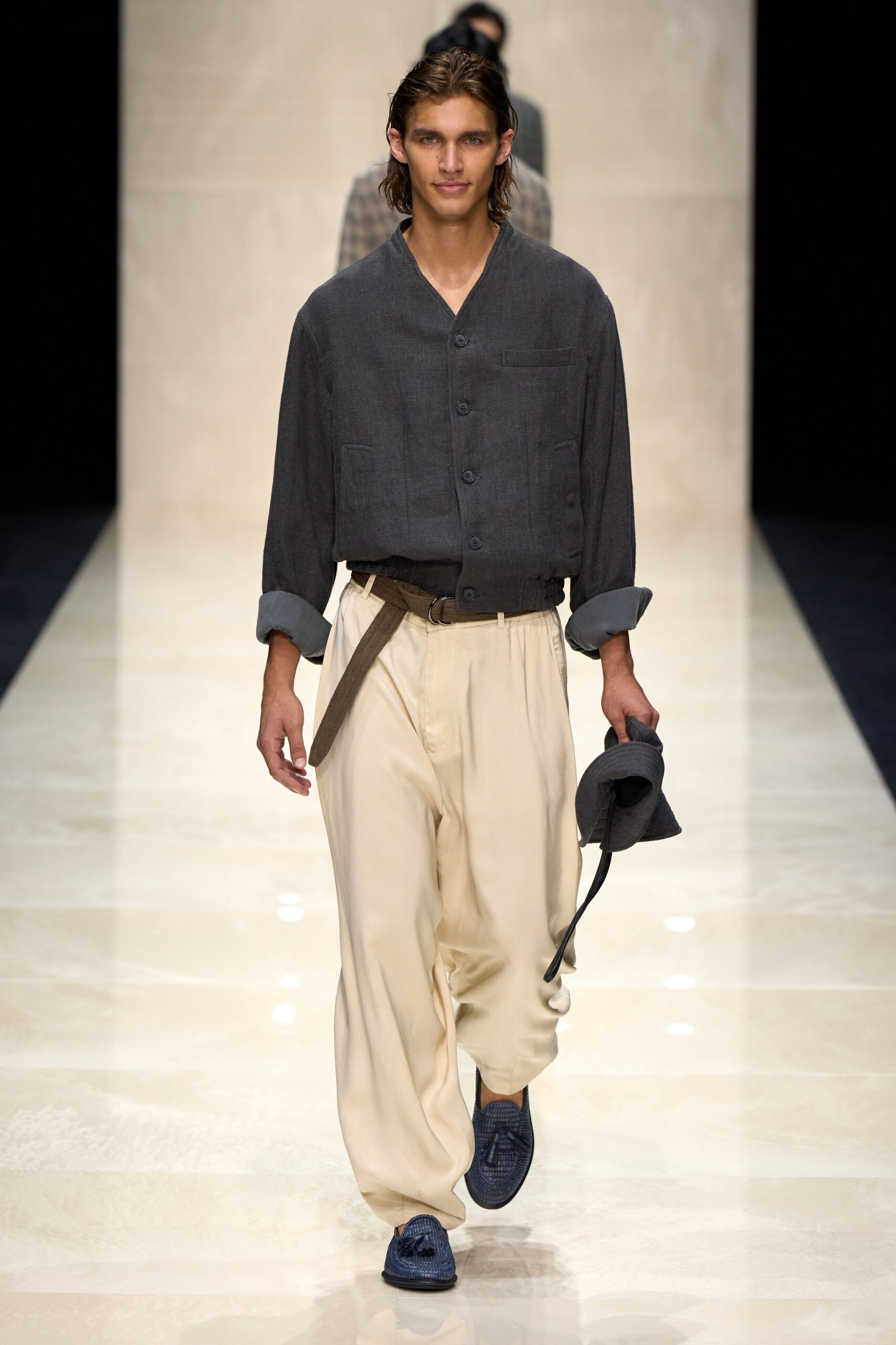 gray shirt beige pants blue shoes