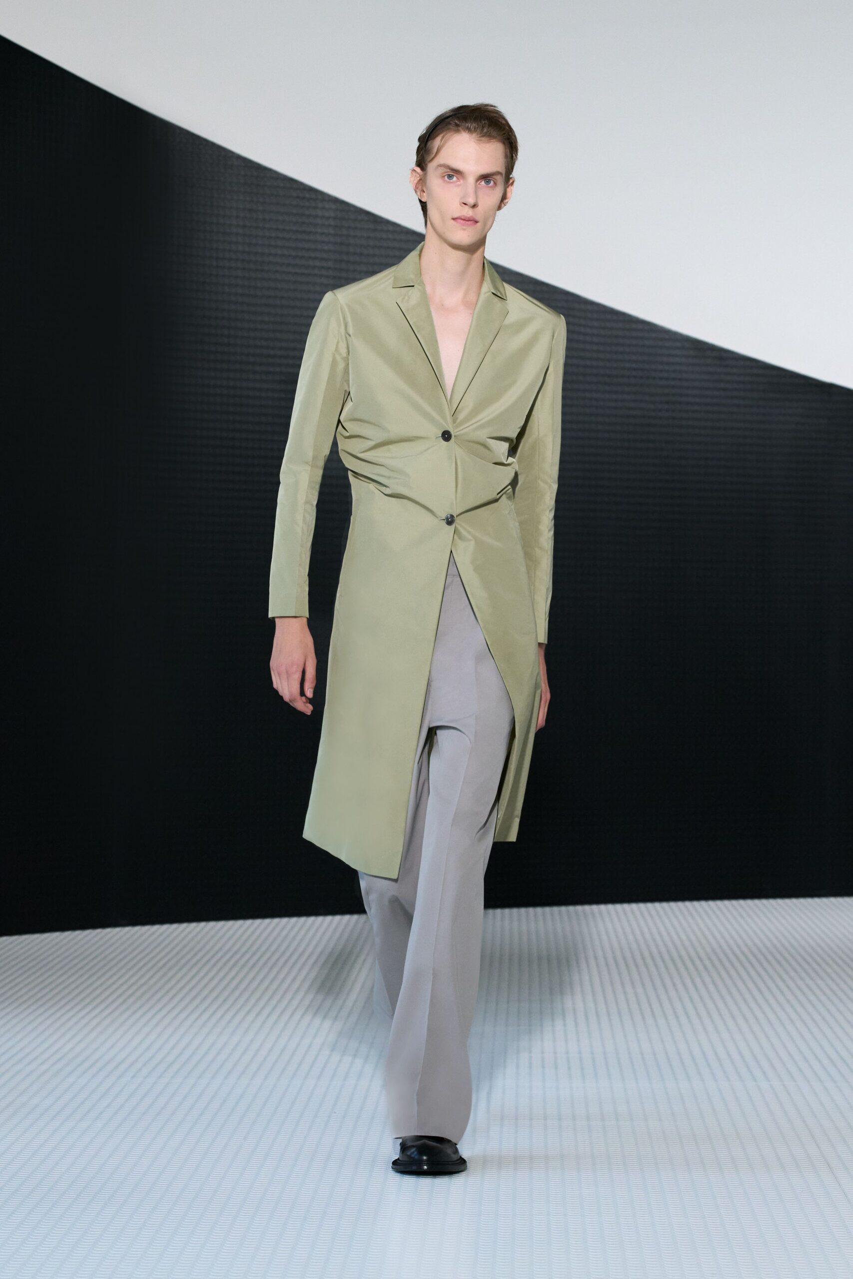 green cotton long-sleeve collared tailored buttoned blazer