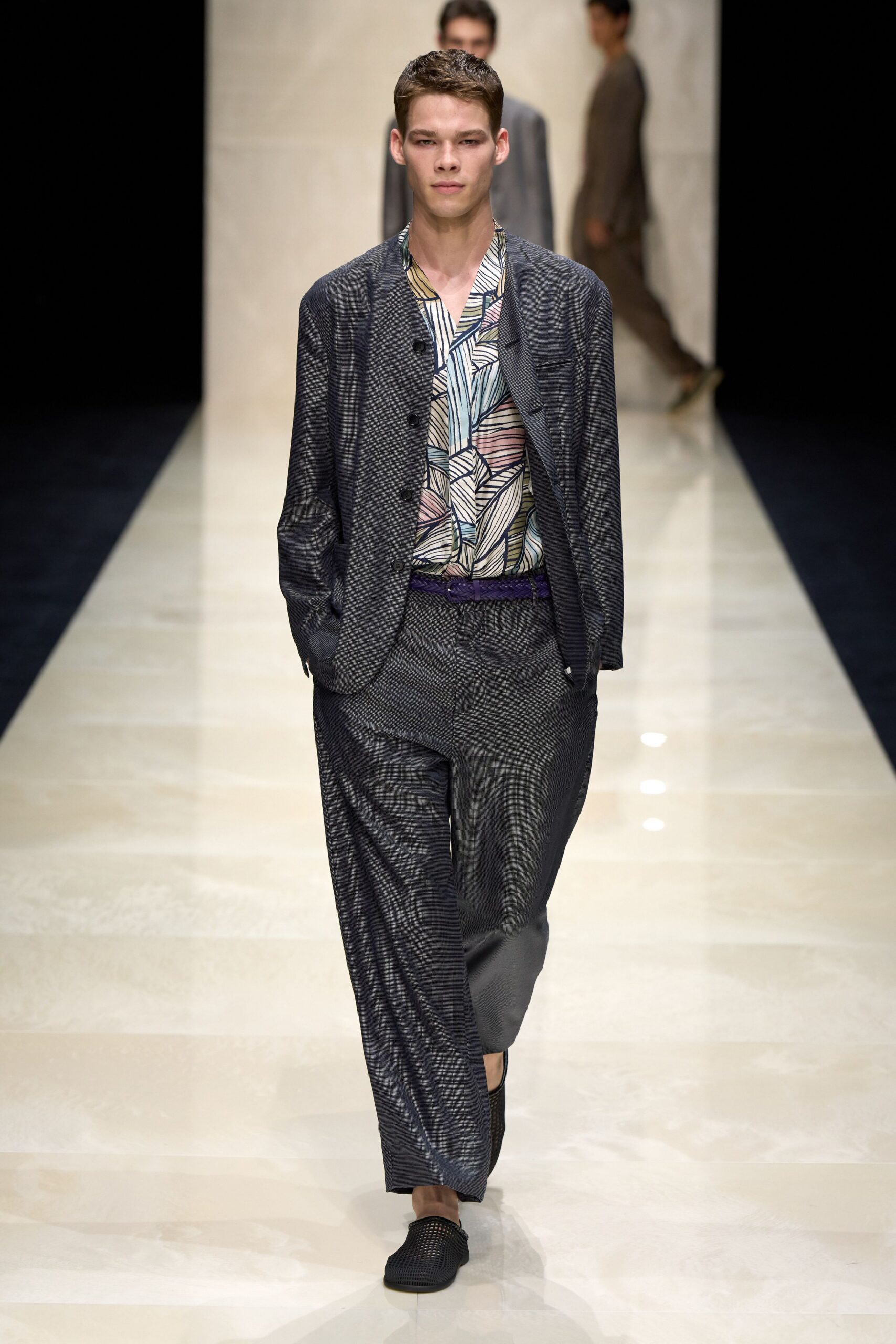 gray relaxed suit with printed shirt