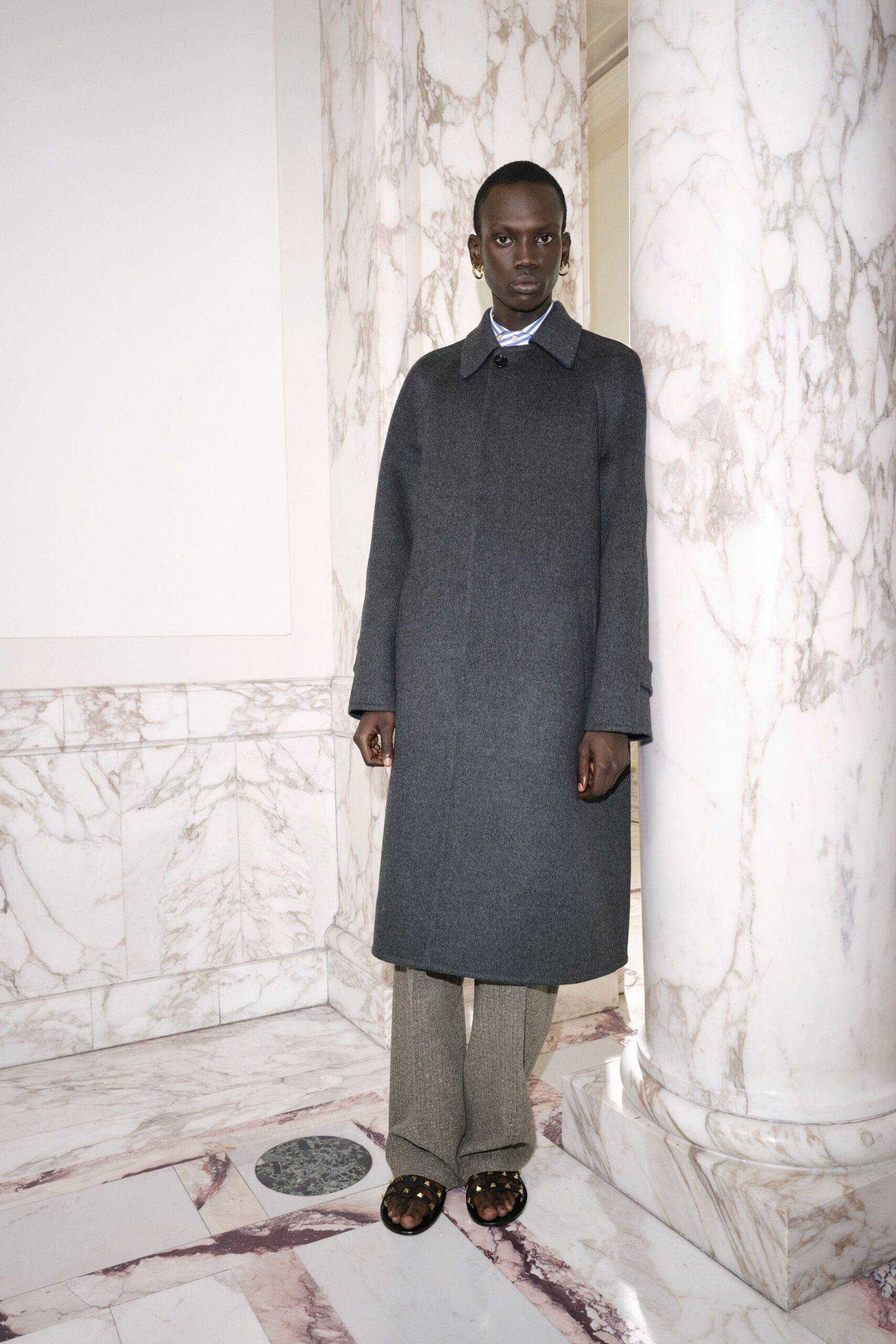 gray wool long-sleeve collared fitted buttoned coat
