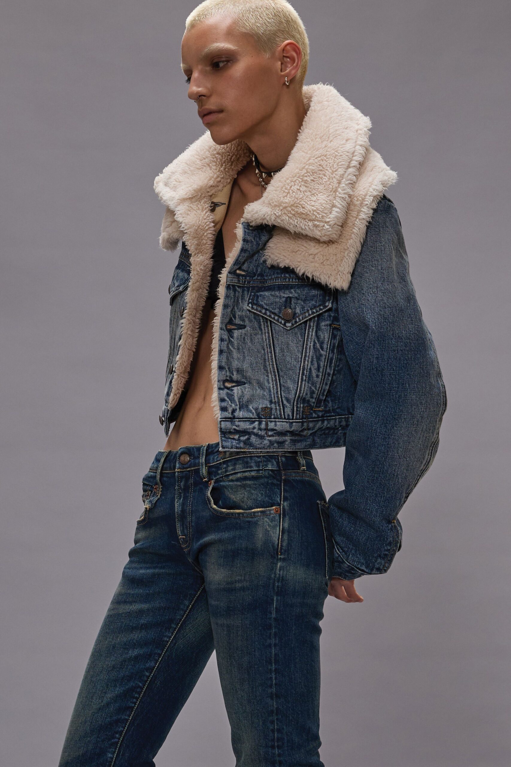 fitted denim jacket with faux-fur collar